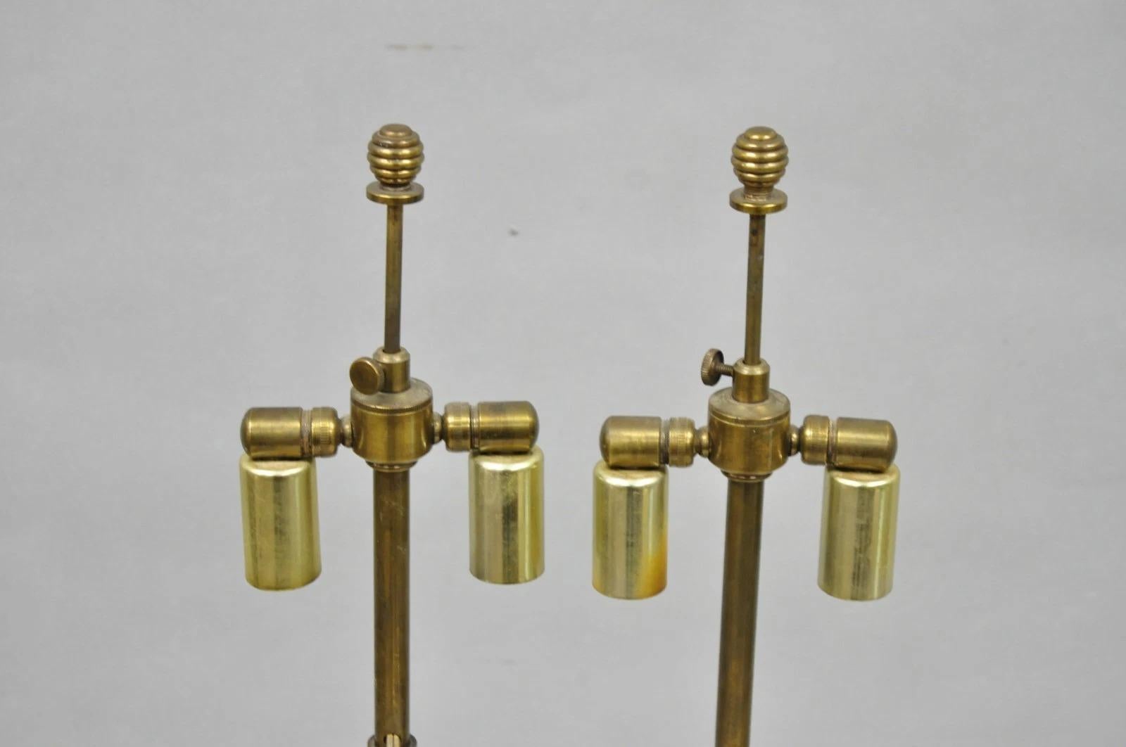 Par de candelabros pequeños de latón antiguo con columna corintia y cristal en venta 3