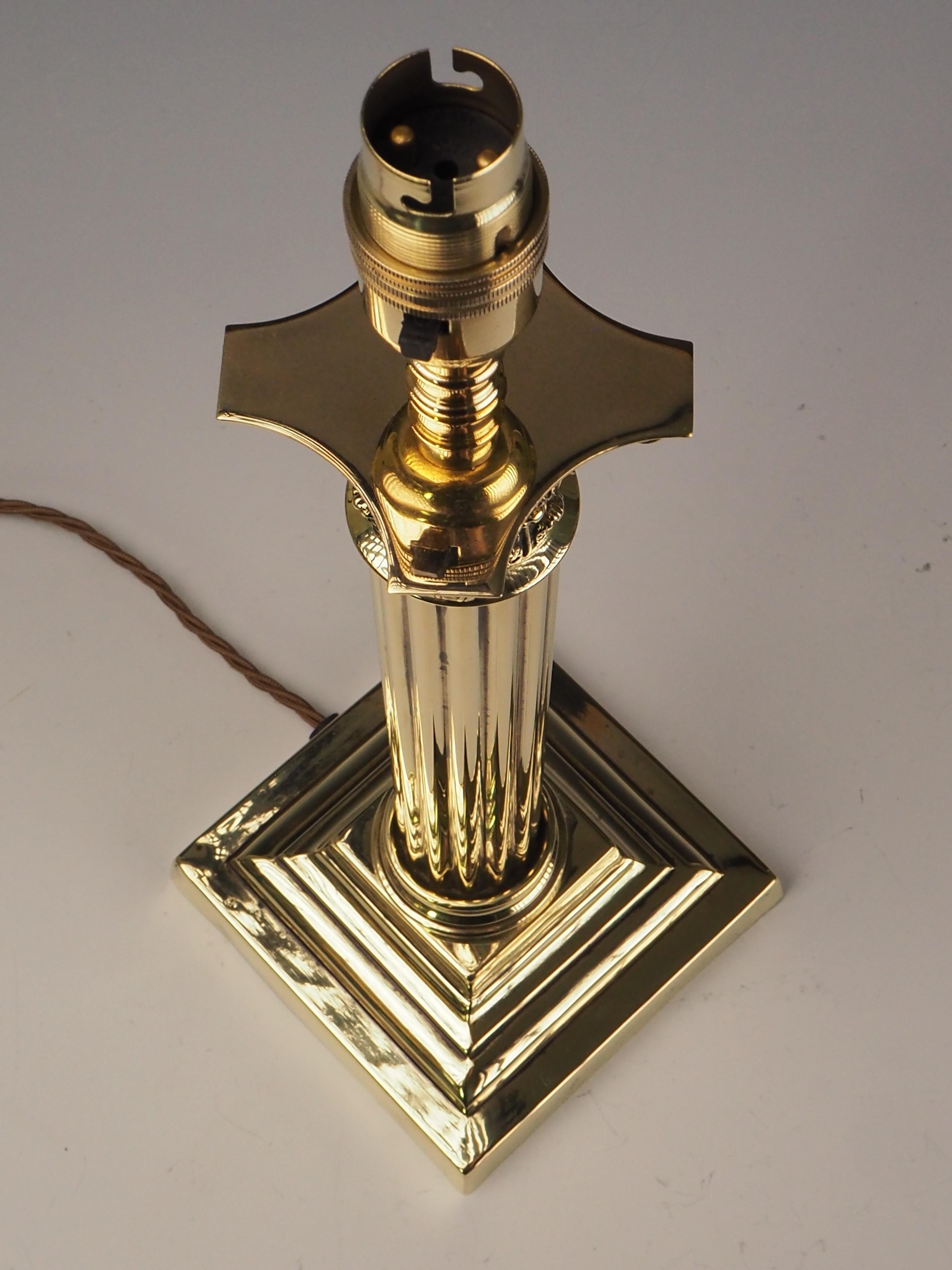 Lampe de table à colonne corinthienne ancienne en laiton en vente 6
