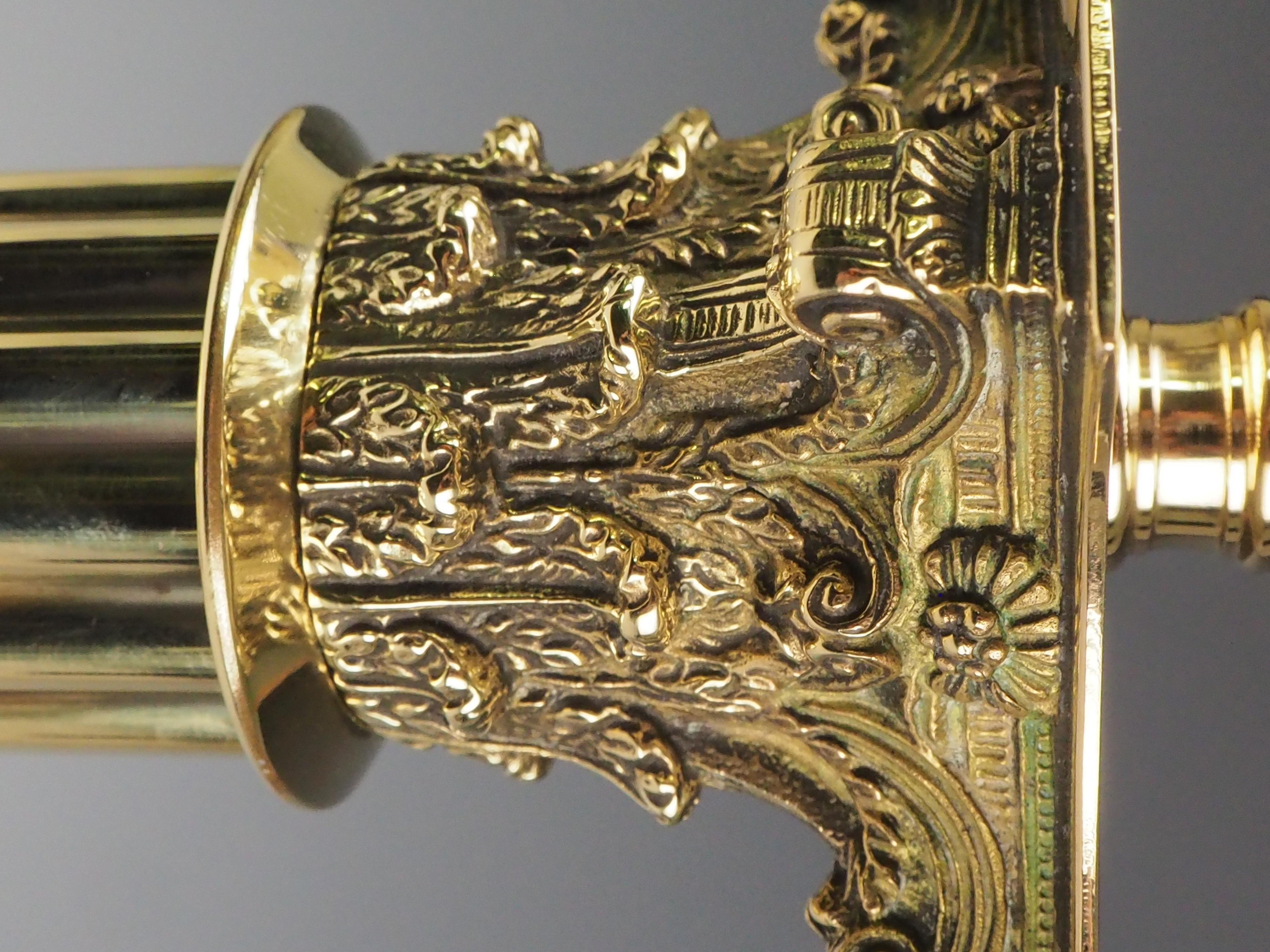 Lampe de table à colonne corinthienne ancienne en laiton en vente 8