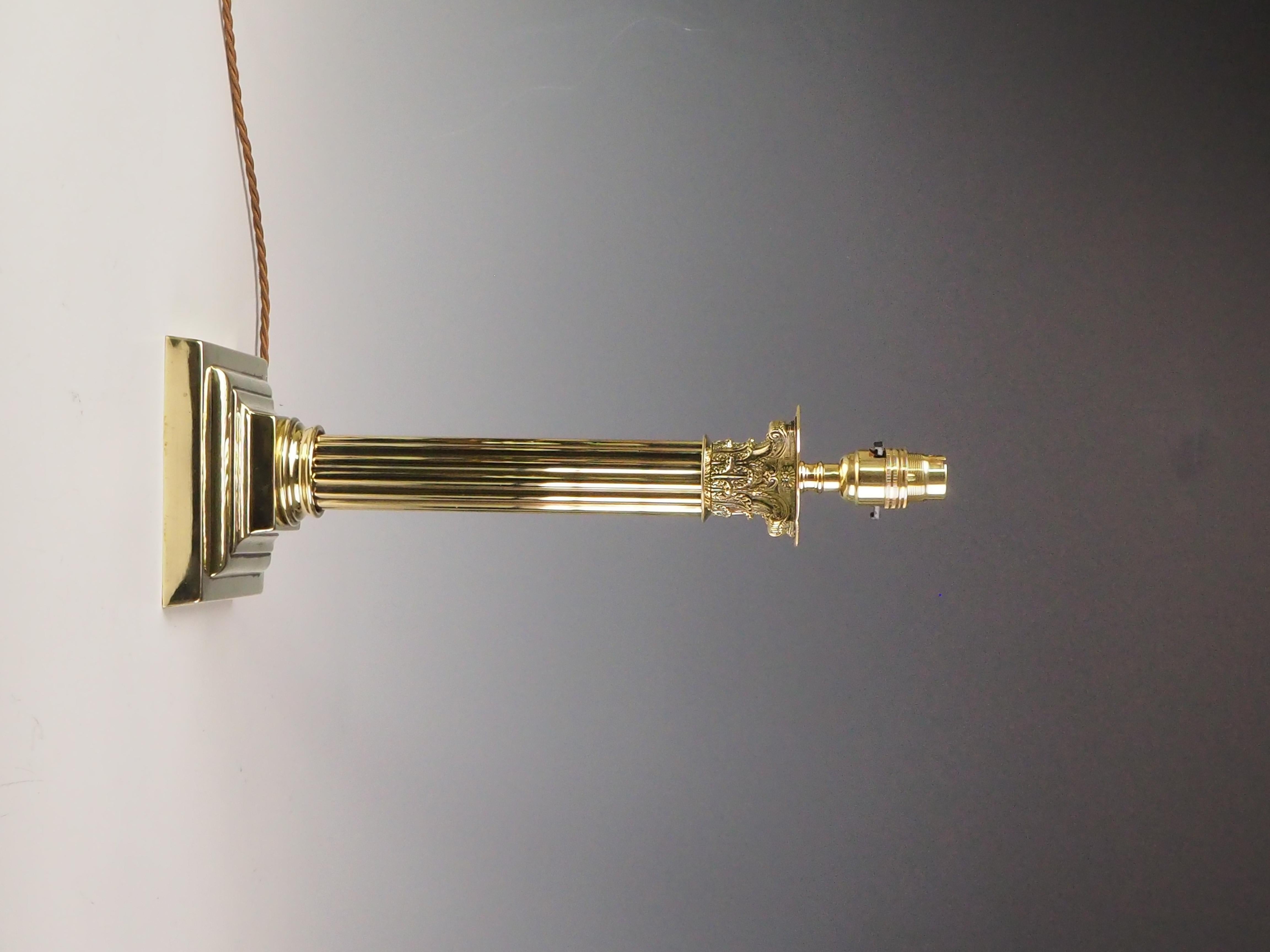 Lampe de table à colonne corinthienne ancienne en laiton
La lampe à poser Corinthian en laiton antique est une représentation frappante de l'élégance et du design intemporel. Sa base carrée à gradins et sa colonne cannelée illustrent les
