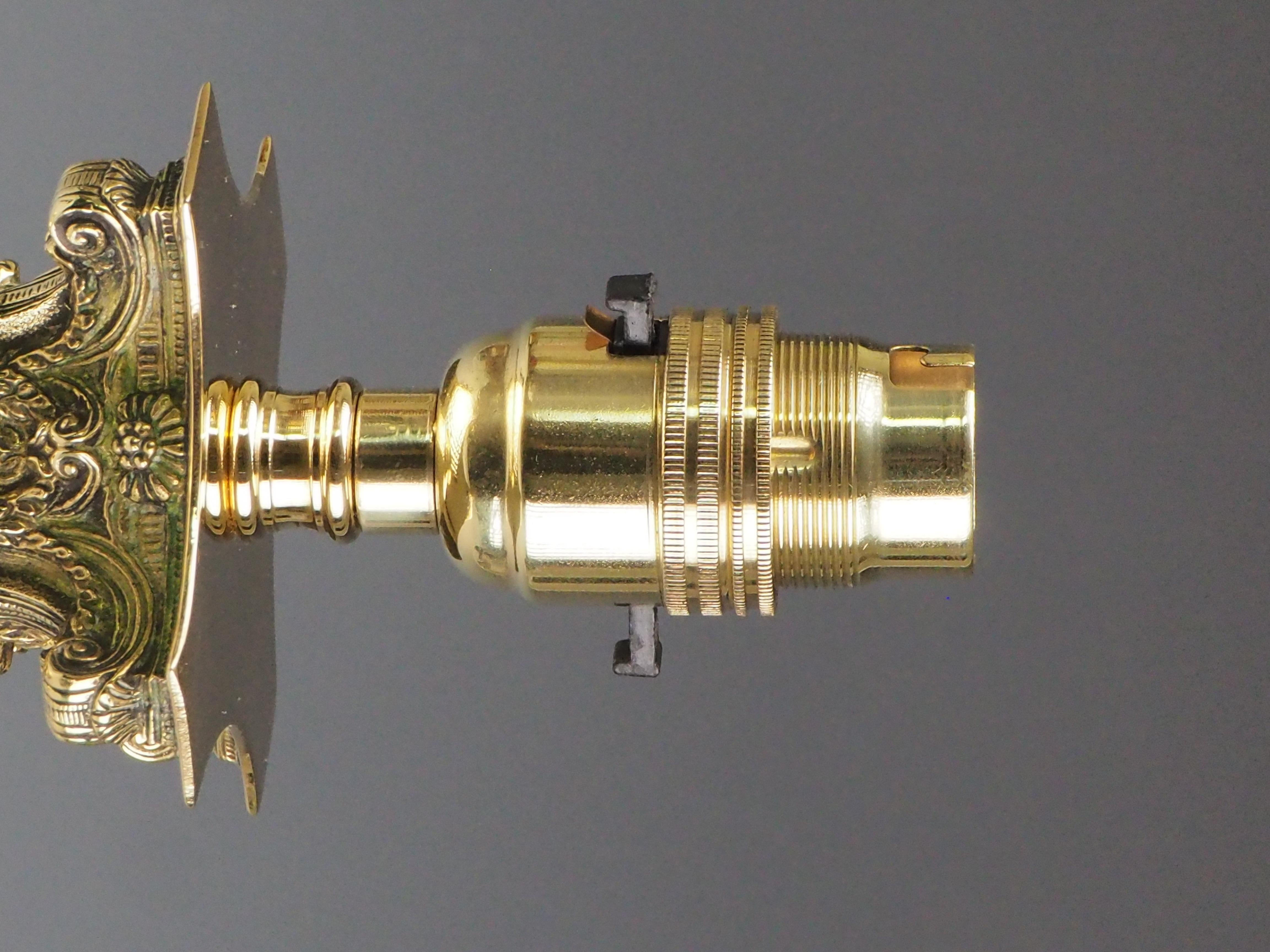 Britannique Lampe de table à colonne corinthienne ancienne en laiton en vente