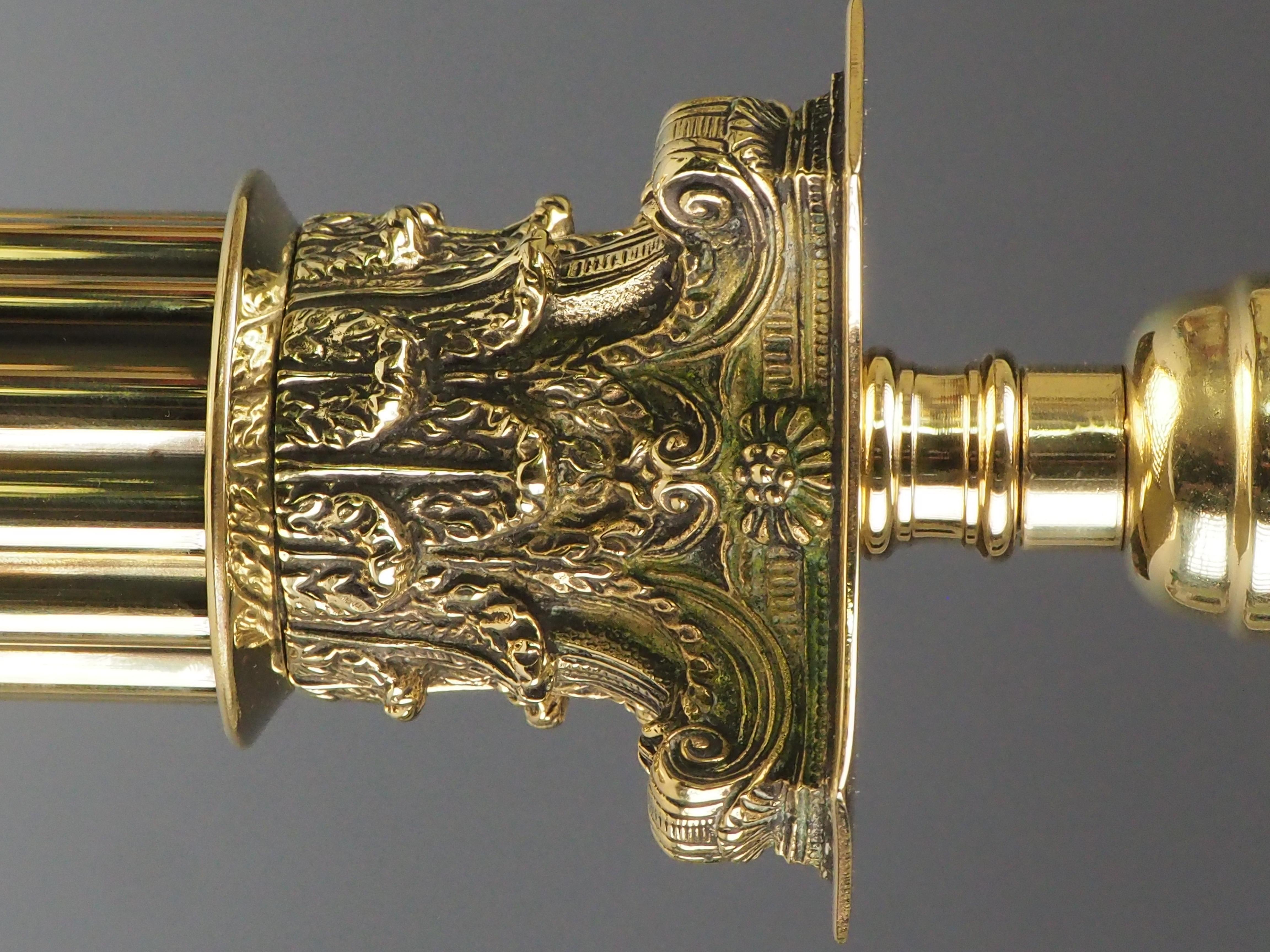 Lampe de table à colonne corinthienne ancienne en laiton Bon état - En vente à Lincoln, GB