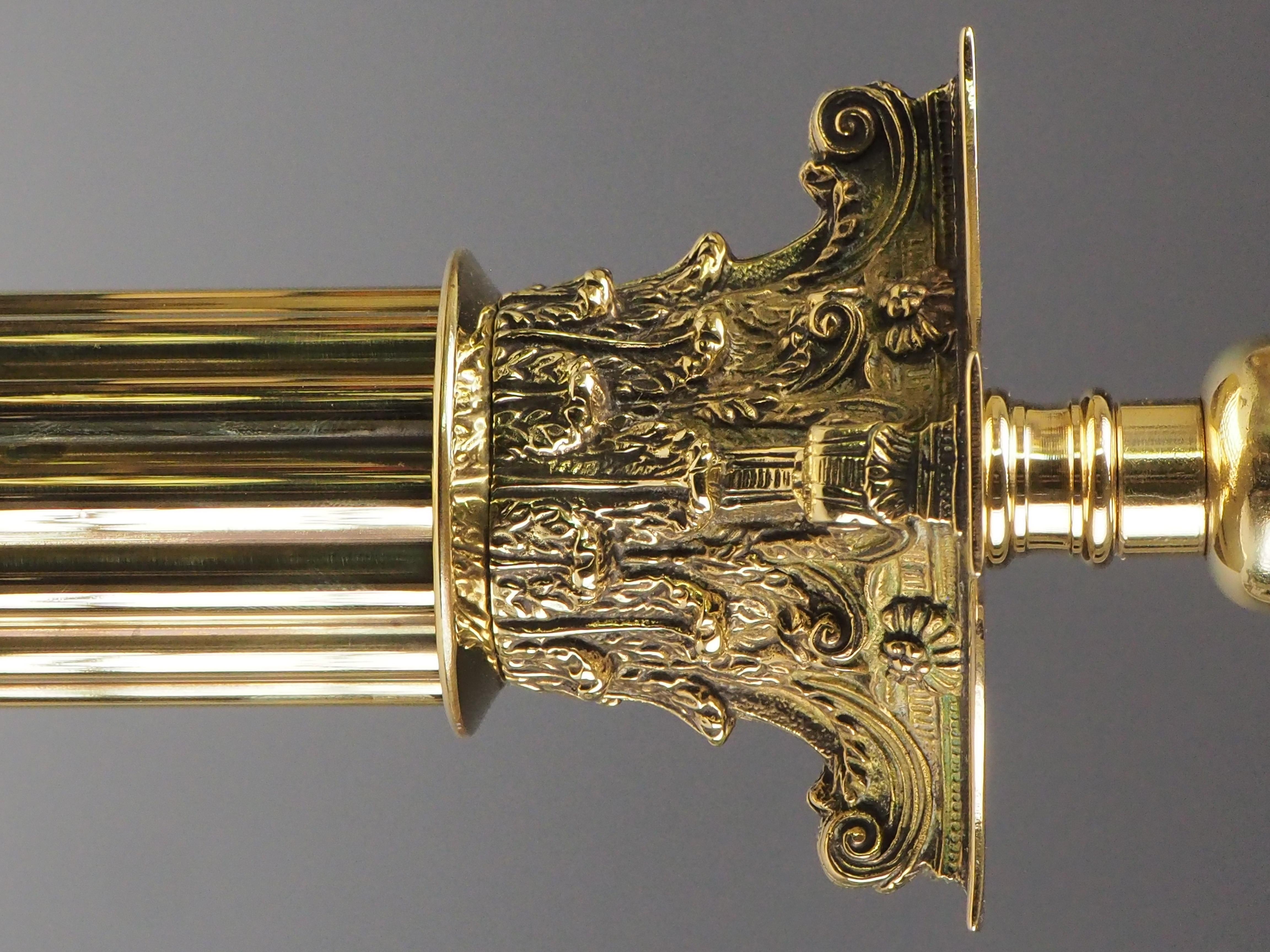 XIXe siècle Lampe de table à colonne corinthienne ancienne en laiton en vente