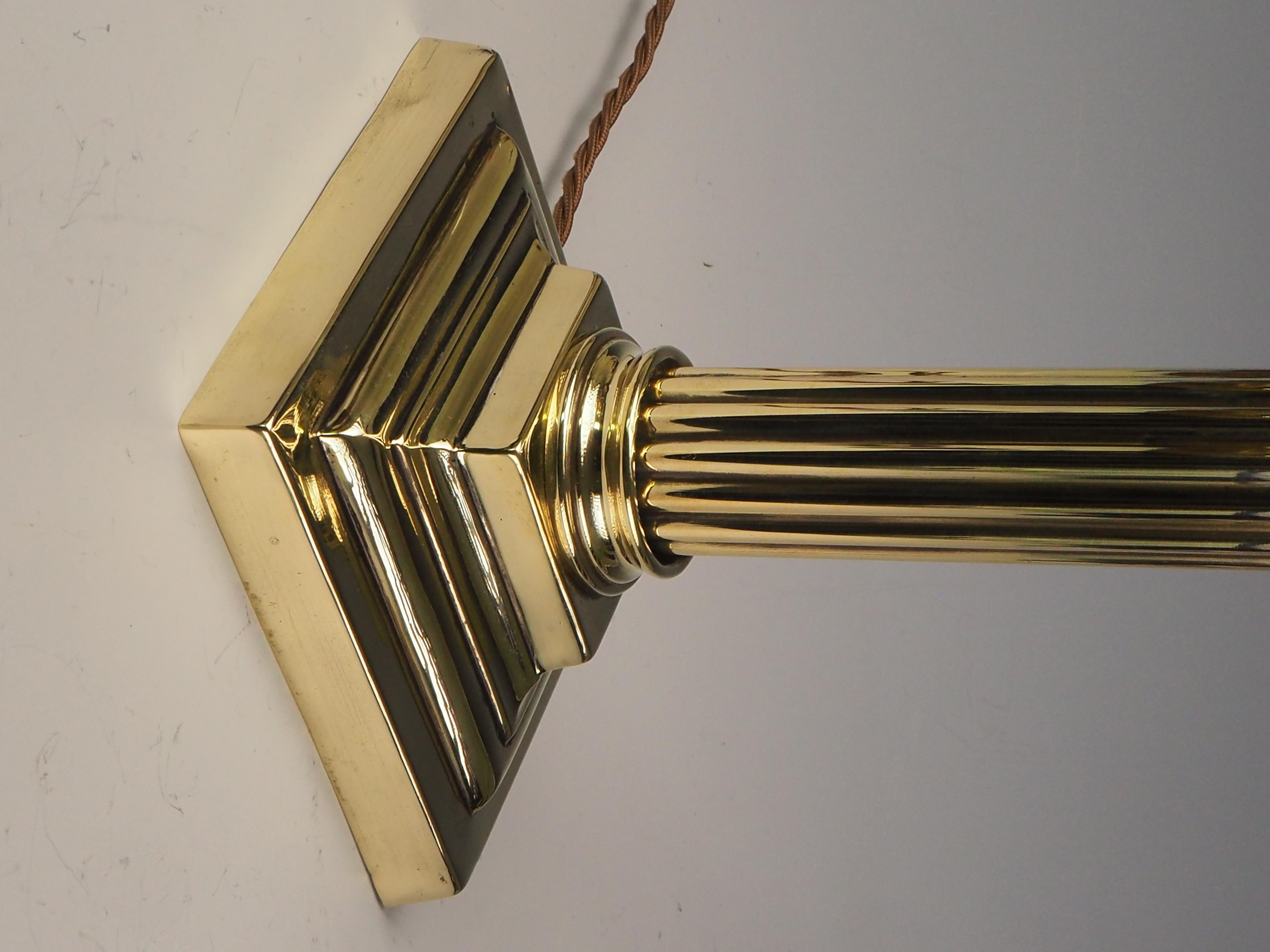 Lampe de table à colonne corinthienne ancienne en laiton en vente 2