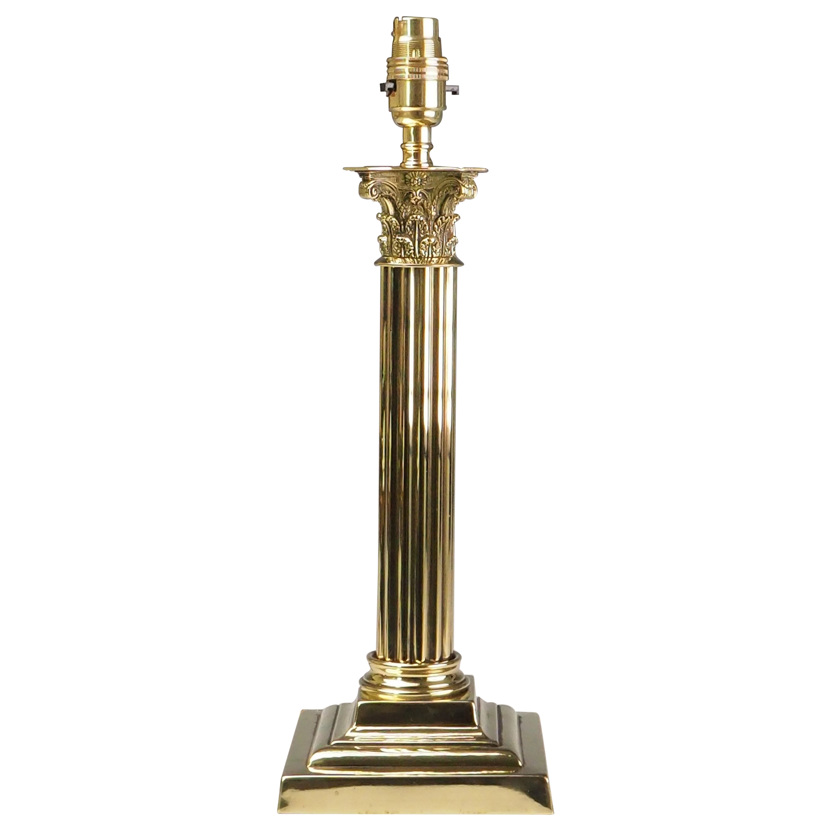 Lampe de table à colonne corinthienne ancienne en laiton en vente