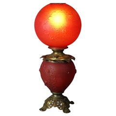XX Lampada antica in ottone e vetro color mirtillo rosso Via col vento con rilievi floreali C1890