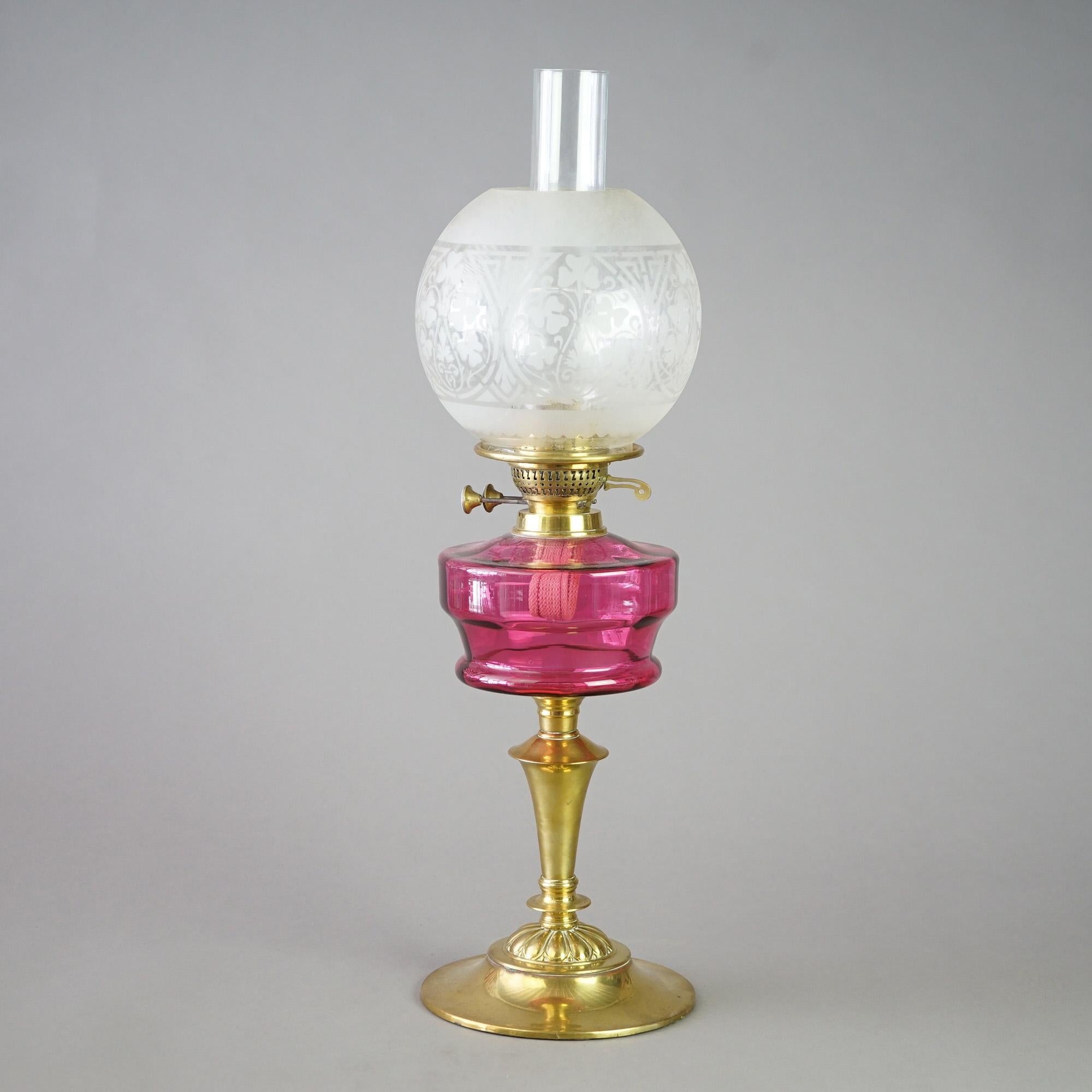 Antike Öllampe aus Messing und Preiselbeerglas, Gone With The Wind, Öllampe, um 1890 (amerikanisch) im Angebot