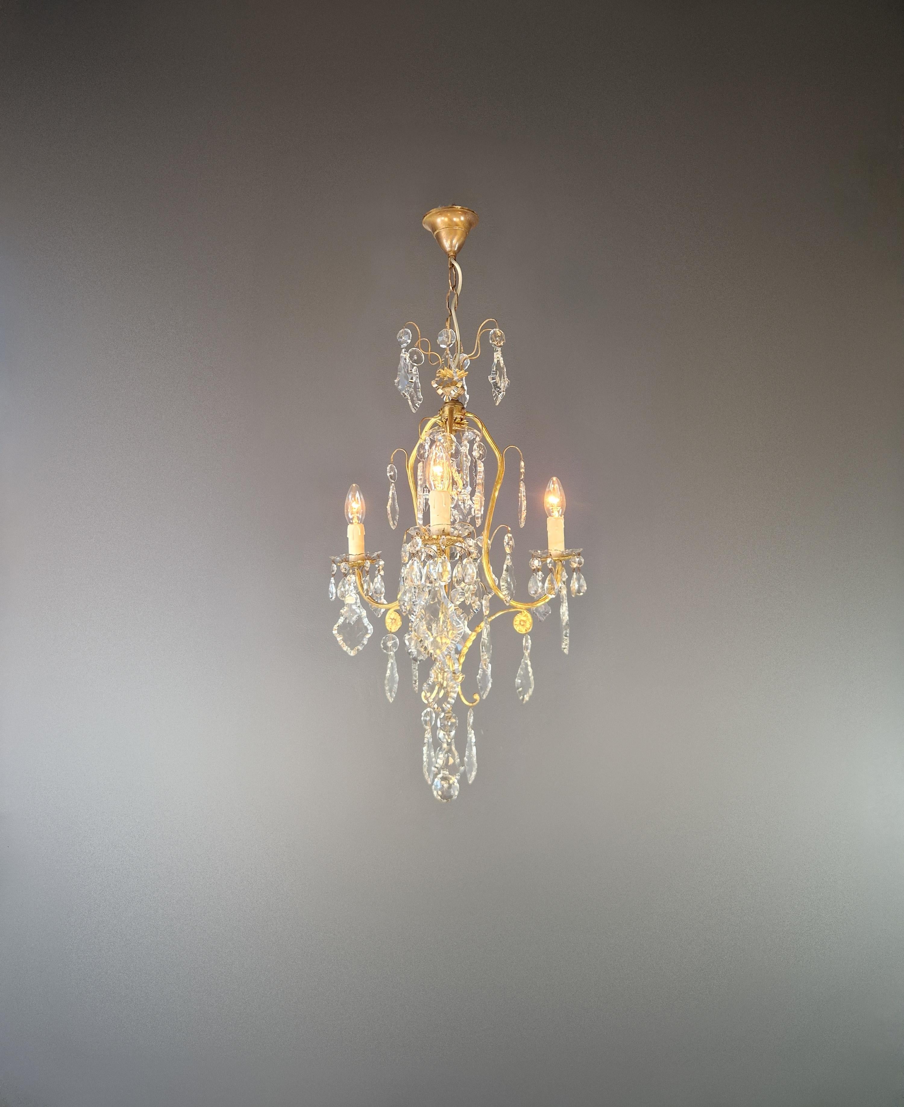 Antico lampadario italiano in ottone e cristallo - Lampada da soffitto in stile liberty

Questo squisito lampadario antico, realizzato in Italia, incarna l'eleganza dell'epoca Art Nouveau. Realizzato in ottone pregiato, vetro e cristalli tagliati a