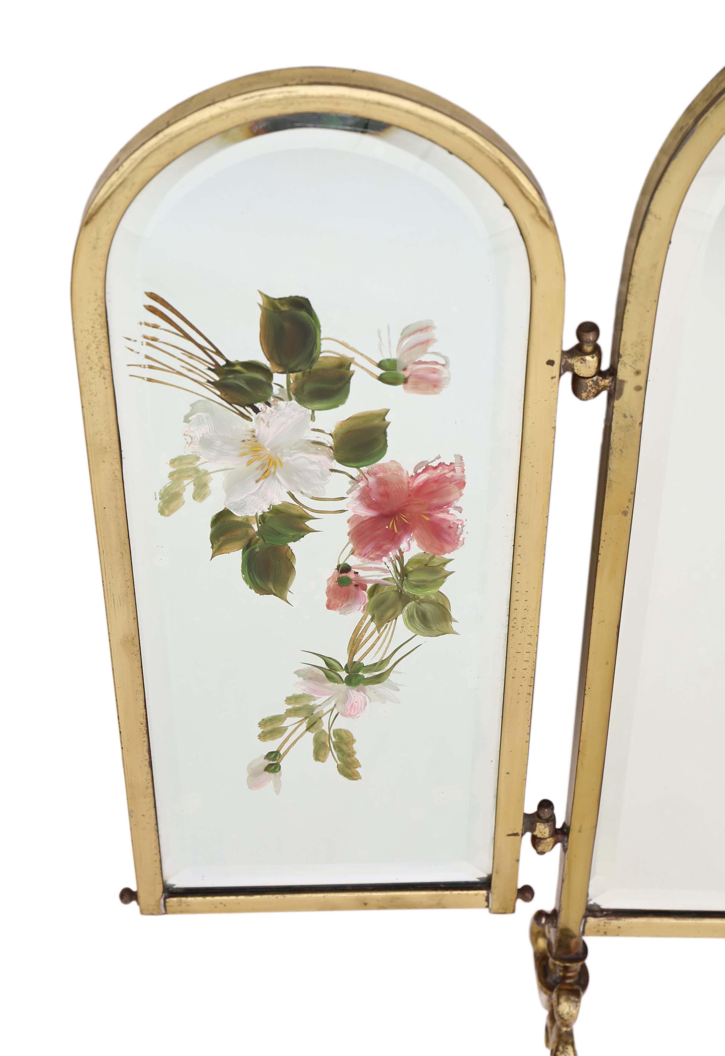 Antigua pantalla de chimenea victoriana de latón decorada con cristal biselado, Siglo XIX.

Es una pieza preciosa, que sería estupenda para decorar una chimenea cuando no se utiliza.

Un gran artículo con una bonita decoración de espejos