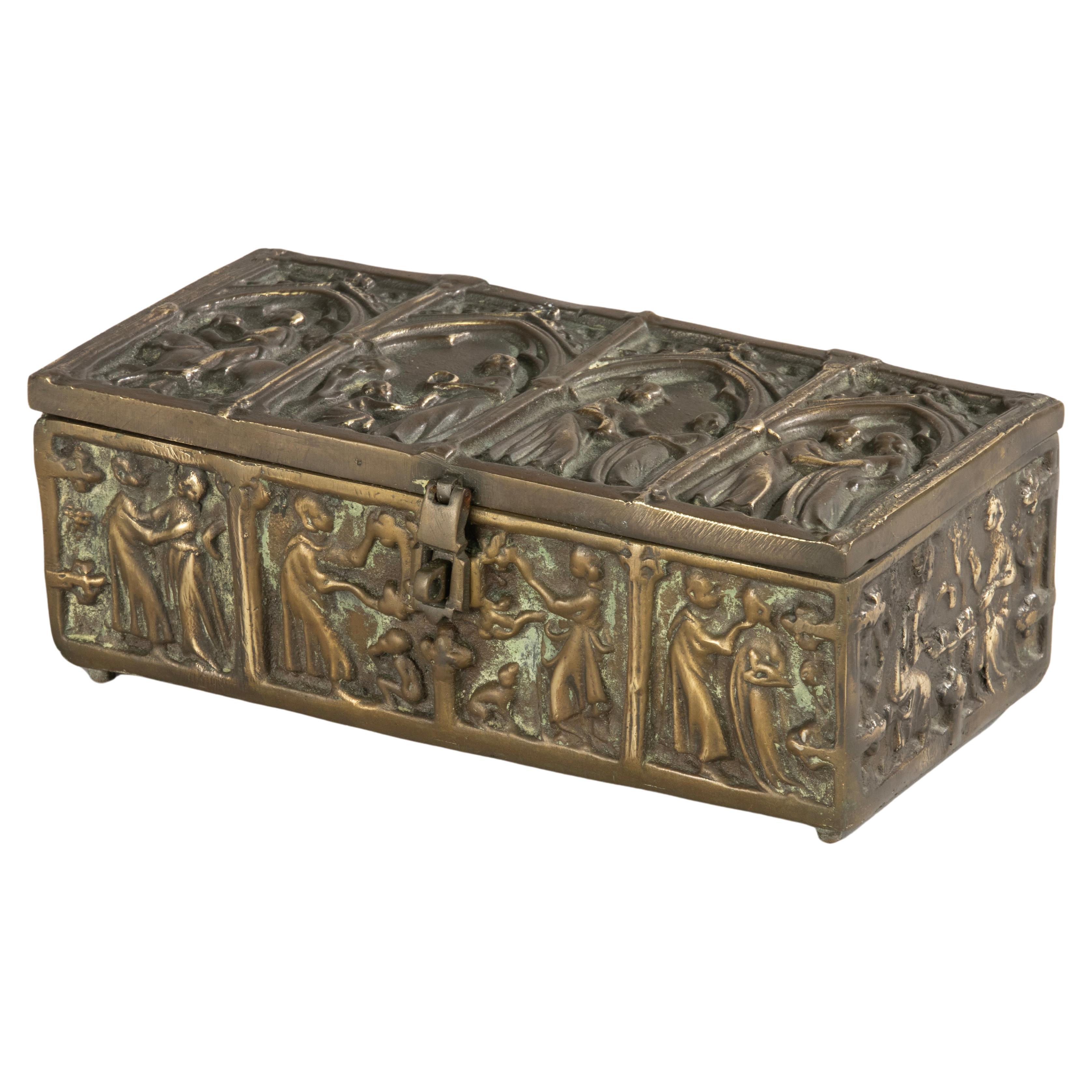 Antike dekorative Schachtel aus Messing im gotischen Stil