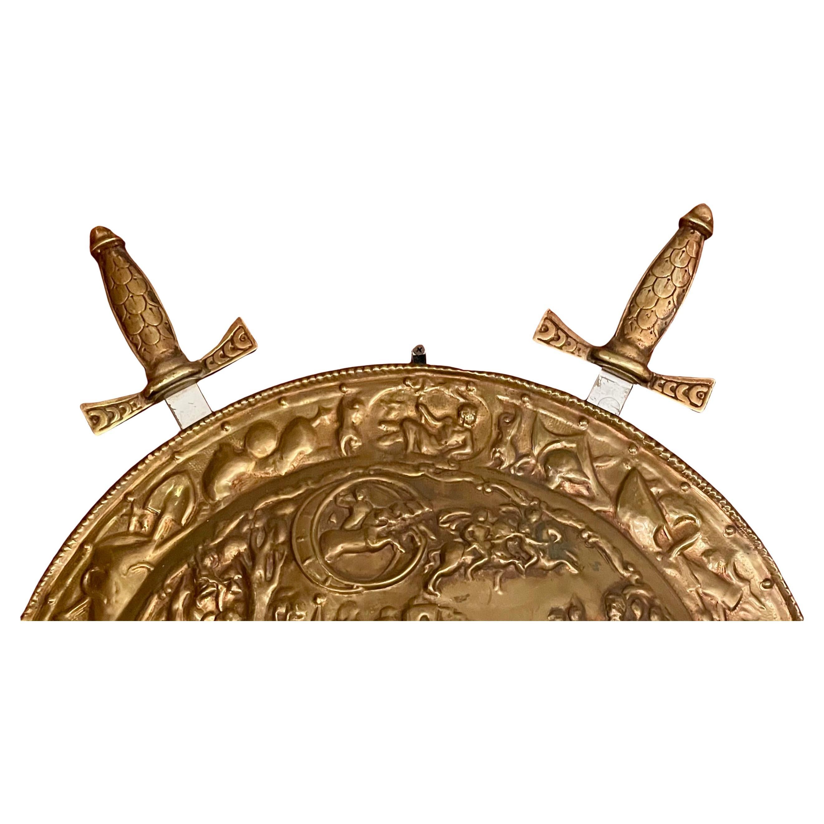 Antike Messing dekorative Schild mit Schwertern, 75 Jahre alt. im Angebot 2