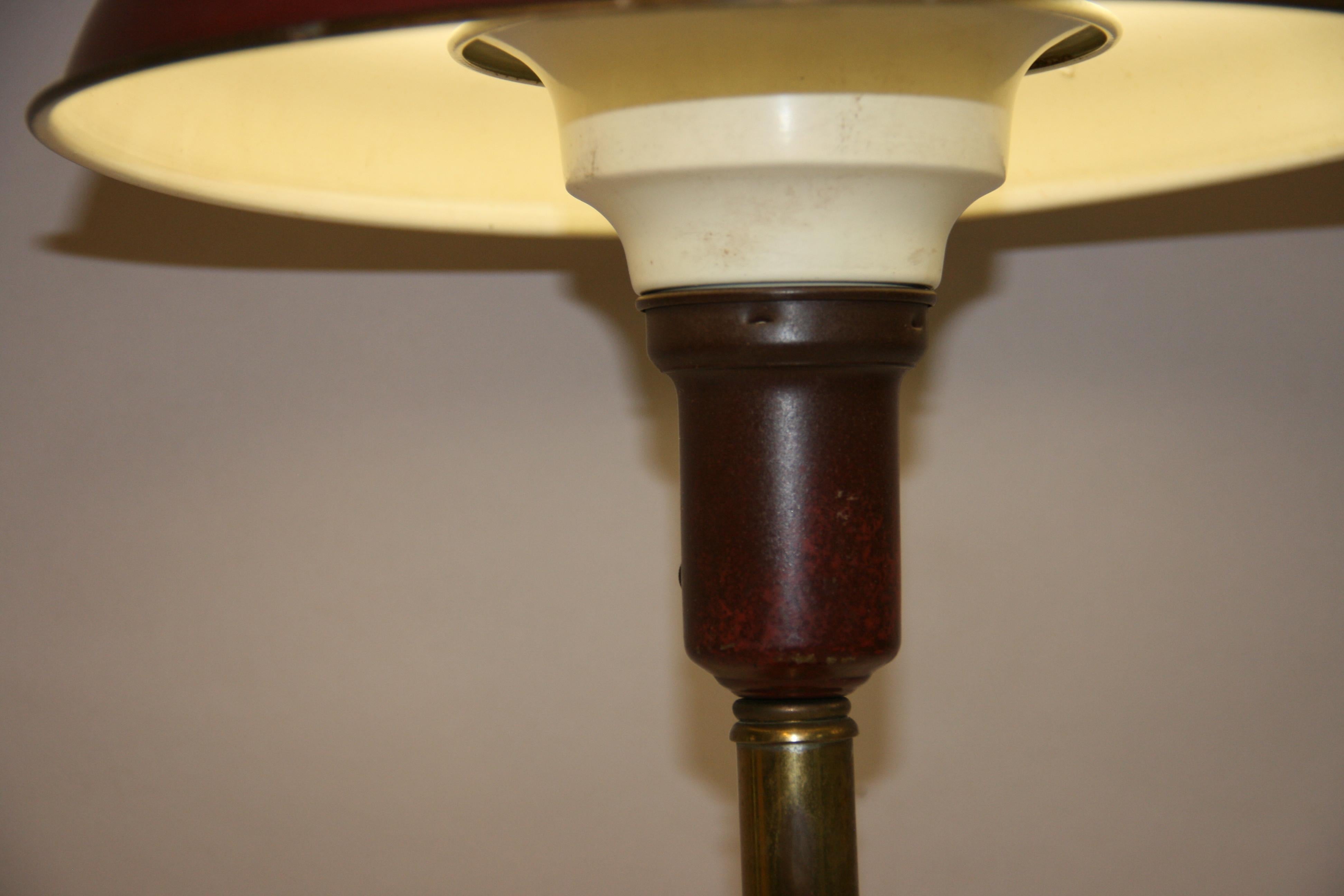Lampe de bureau ancienne en laiton avec abat-jour en métal en vente 5