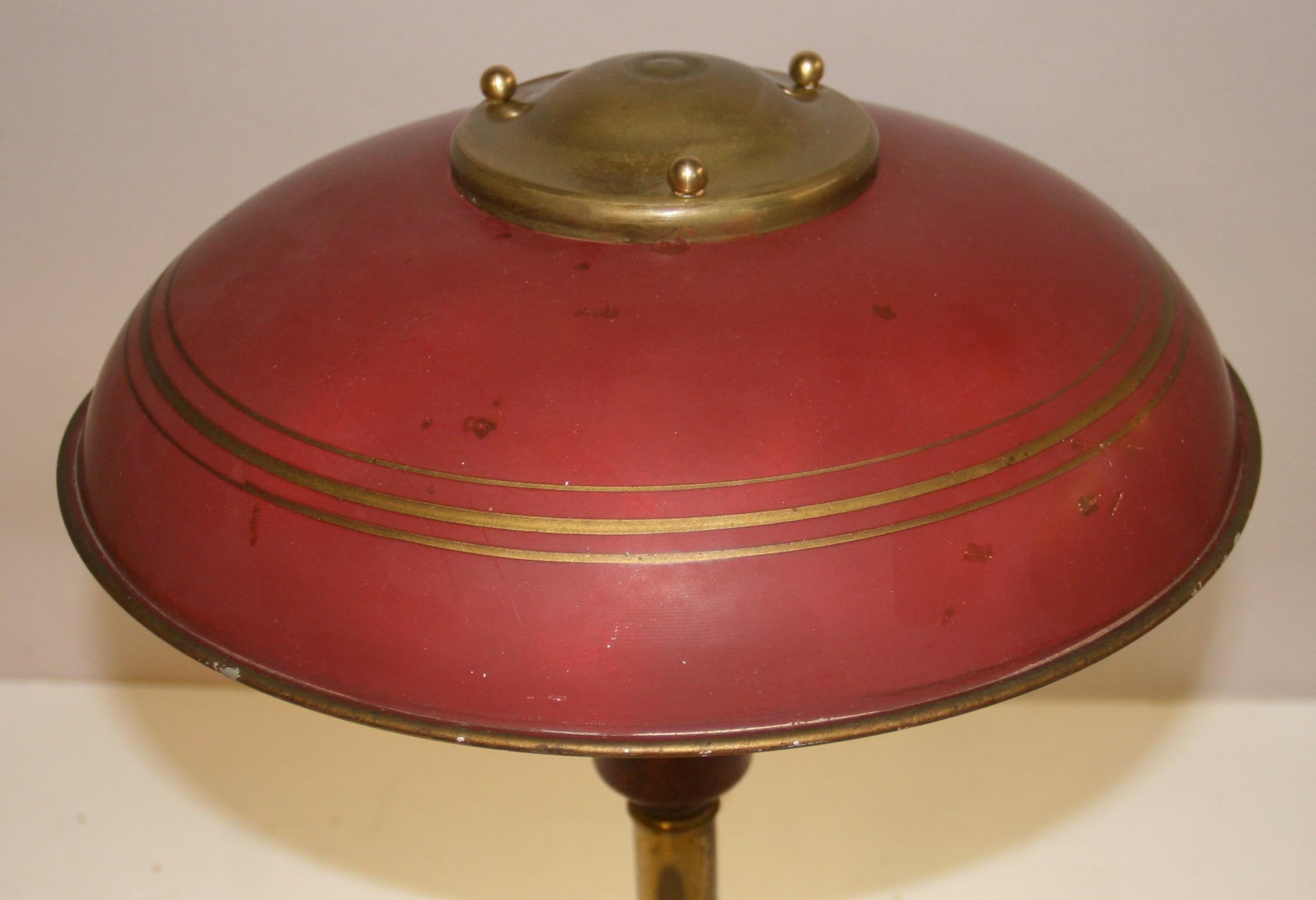 Lampe de bureau ancienne en laiton avec abat-jour en métal en vente 6