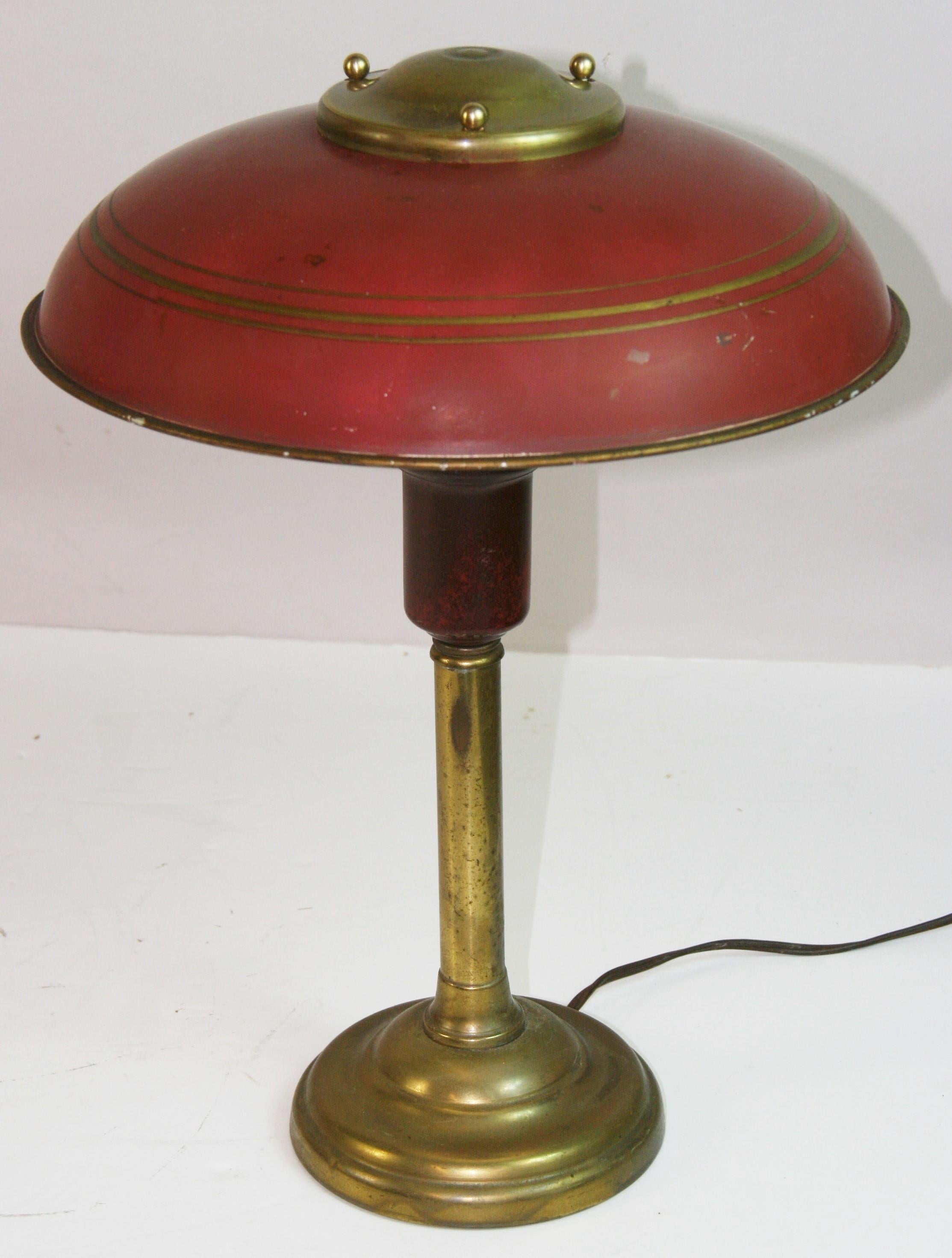 1741 Lampe de bureau en laiton ancien avec abat-jour en métal
Fonctionne avec une ampoule de 60 watts de type Edison
Câblage existant en état de marche 