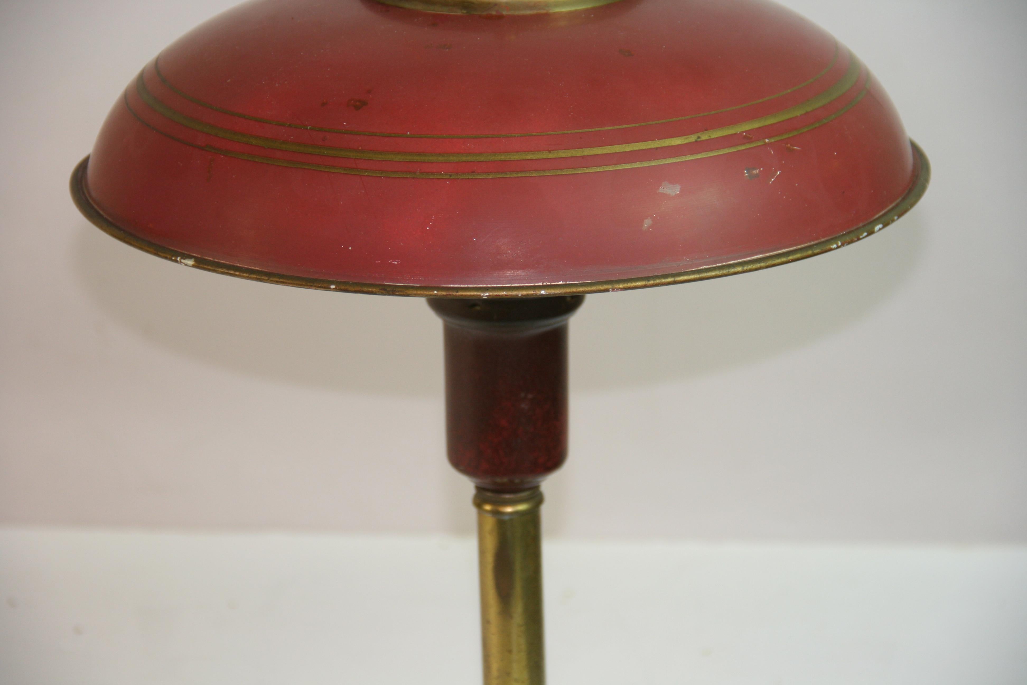 Milieu du XXe siècle Lampe de bureau ancienne en laiton avec abat-jour en métal en vente