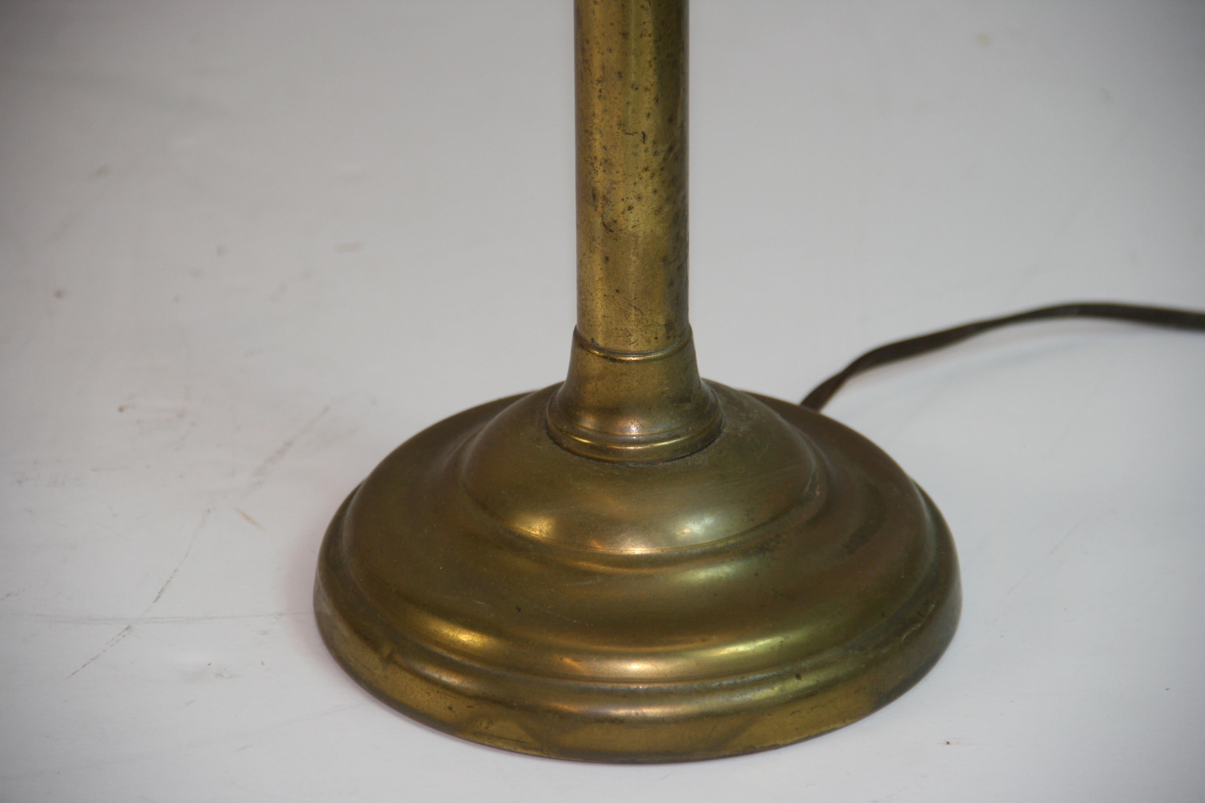 Lampe de bureau ancienne en laiton avec abat-jour en métal en vente 1