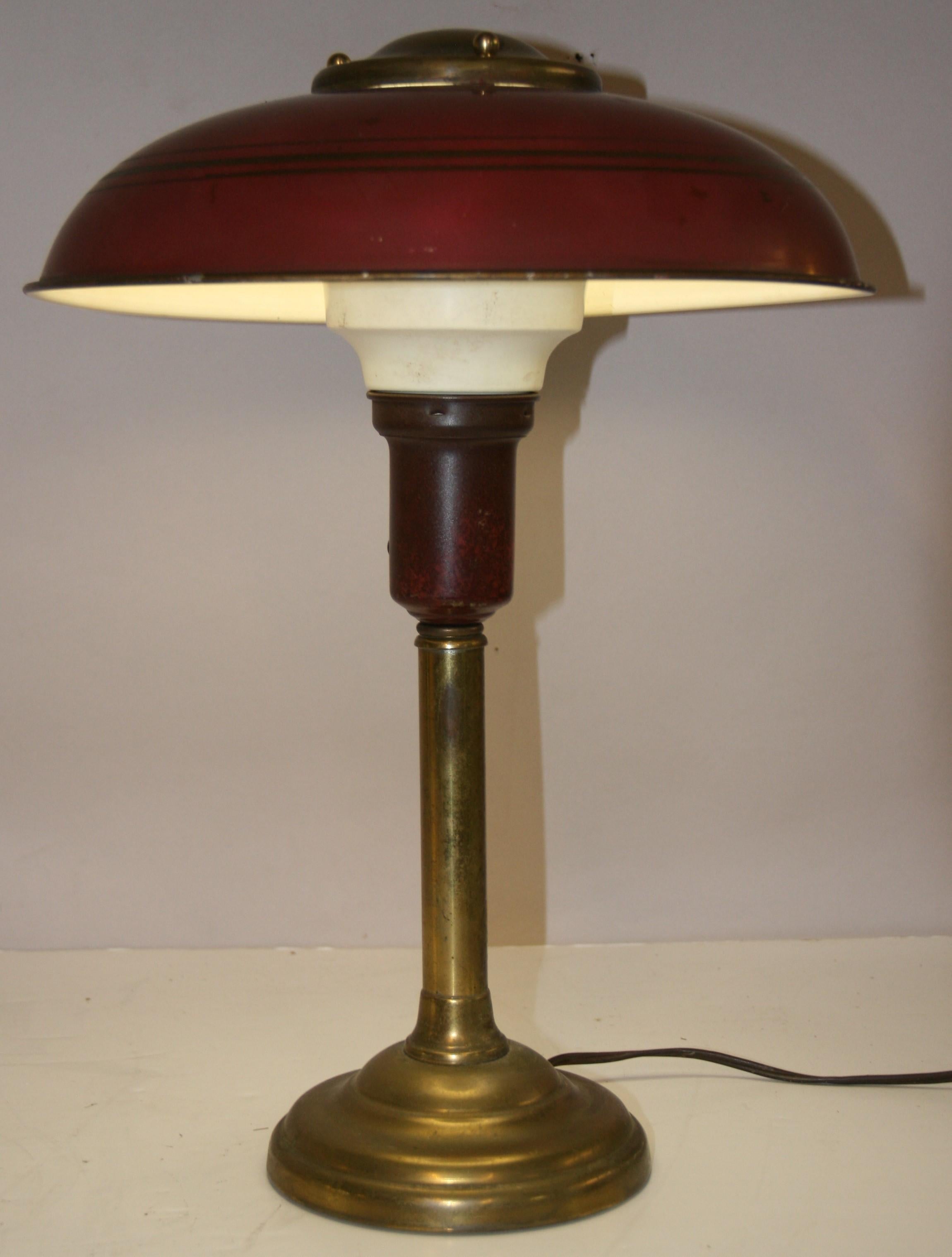 Lampe de bureau ancienne en laiton avec abat-jour en métal en vente 2