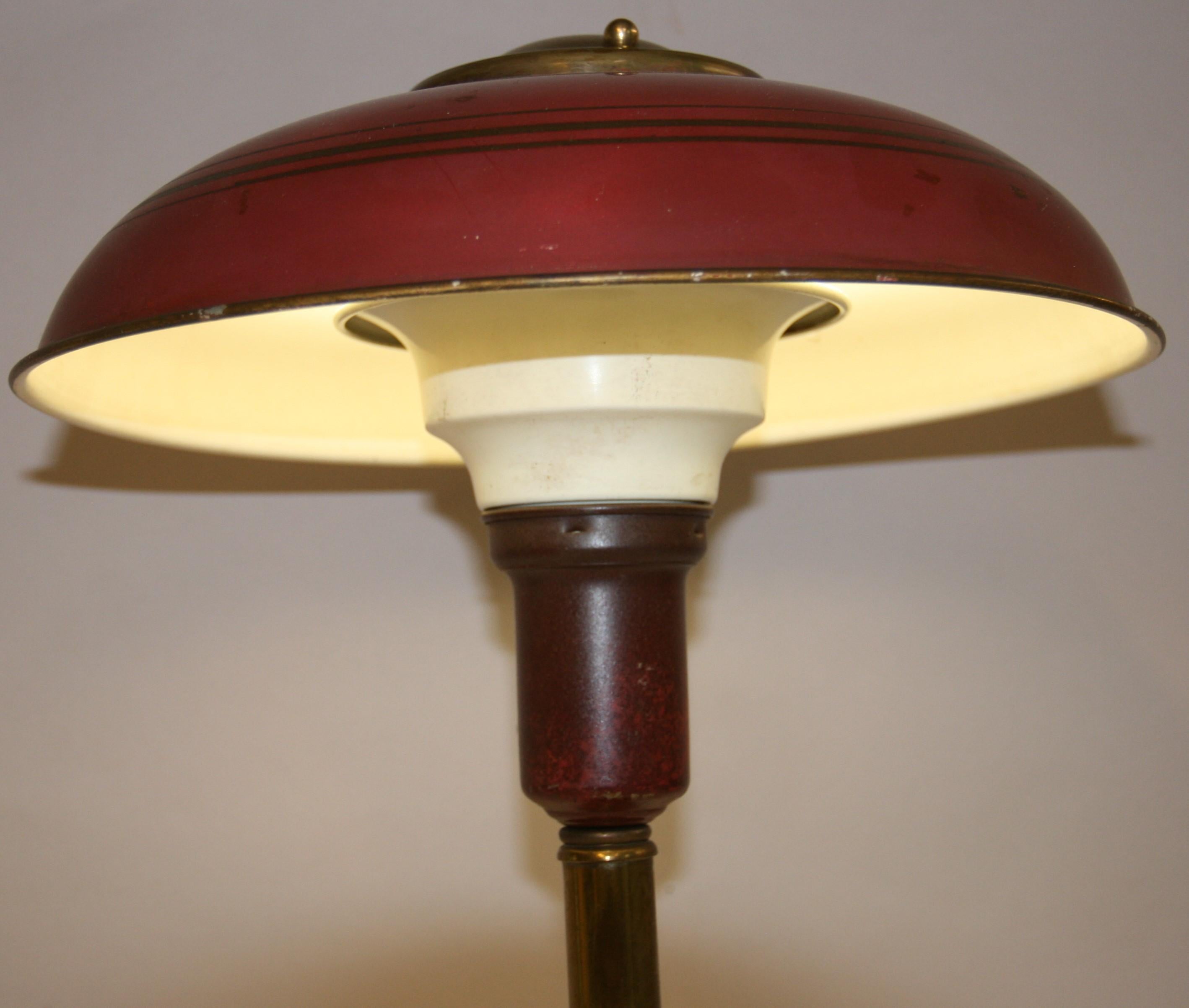 Lampe de bureau ancienne en laiton avec abat-jour en métal en vente 3