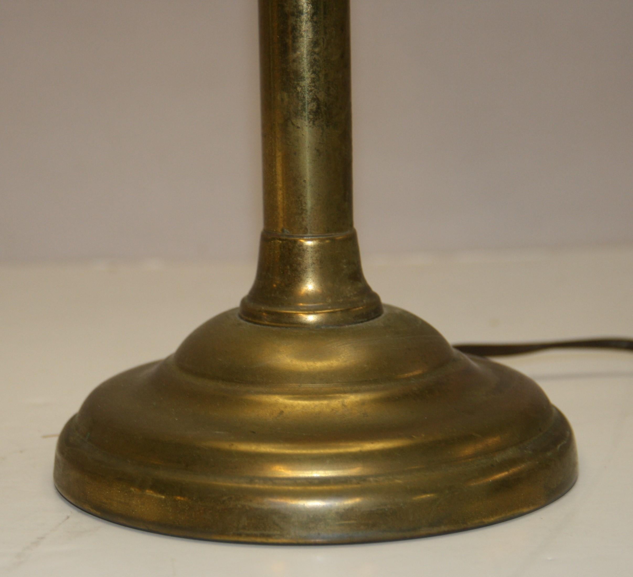 Lampe de bureau ancienne en laiton avec abat-jour en métal en vente 4