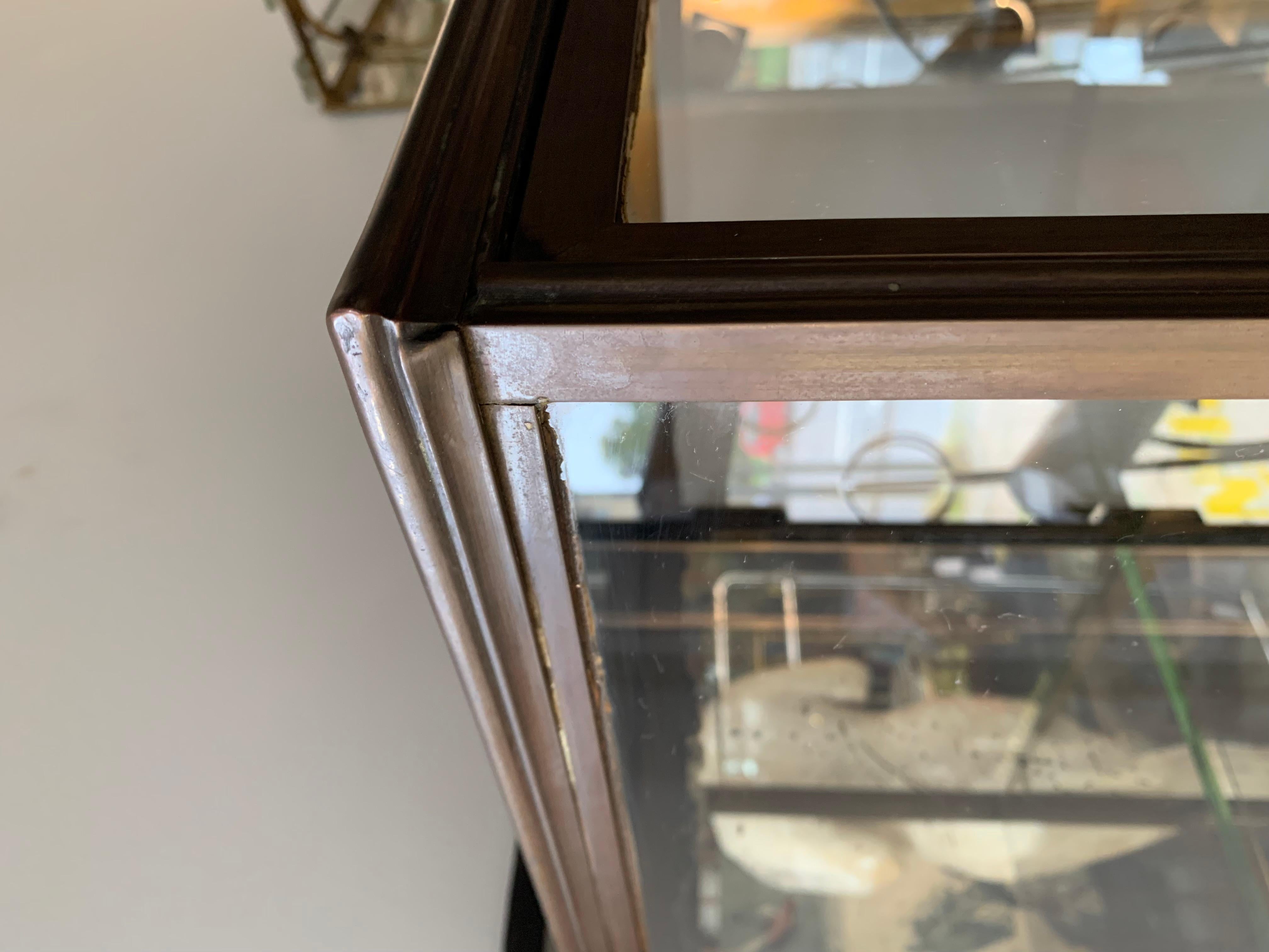 Vitrina de latón antiguo - Vitrine en venta 6
