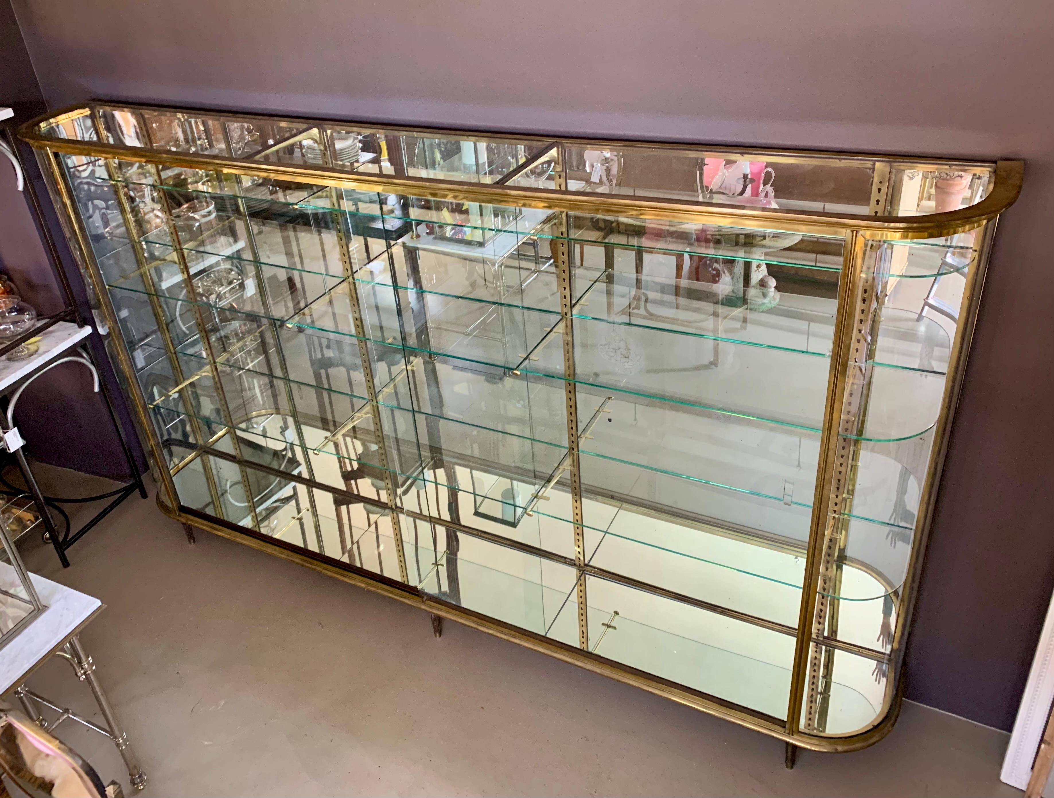 Vitrina de latón antiguo - Vitrine en Bueno Estado en Hellerup, DK