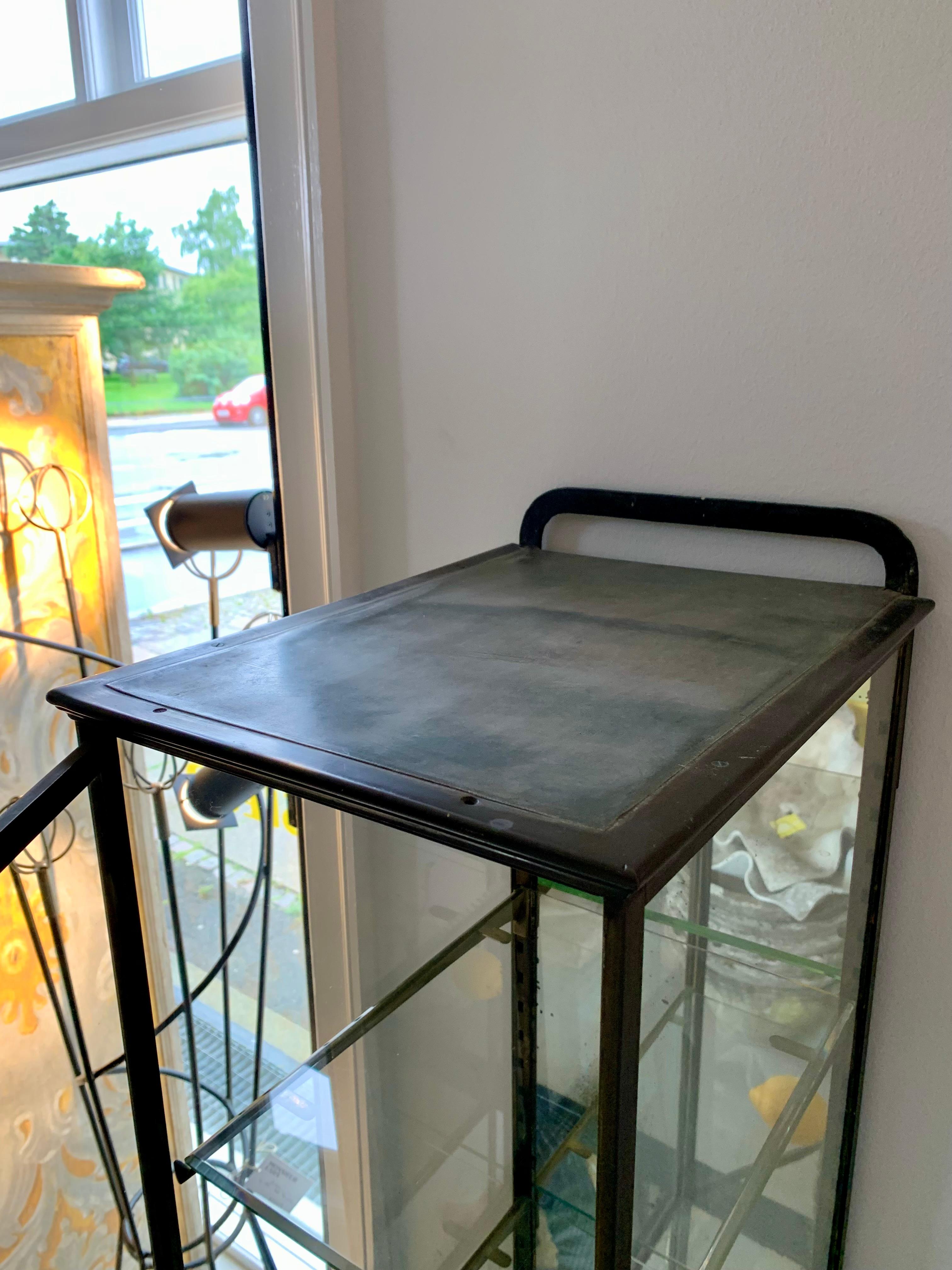 Vitrina de latón antiguo - Vitrine en venta 3