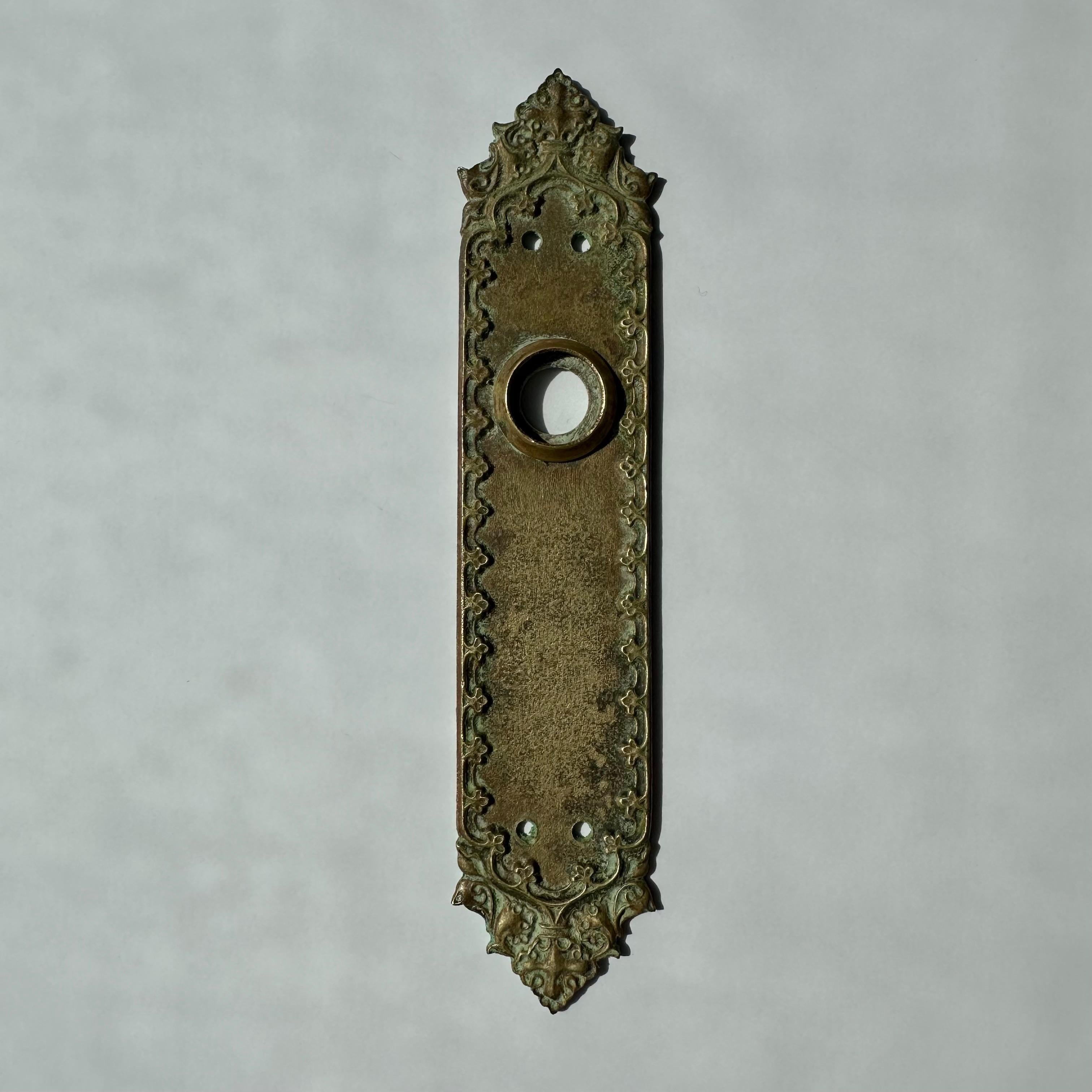 Américain Plaque de bouton de porte en laiton antique en vente