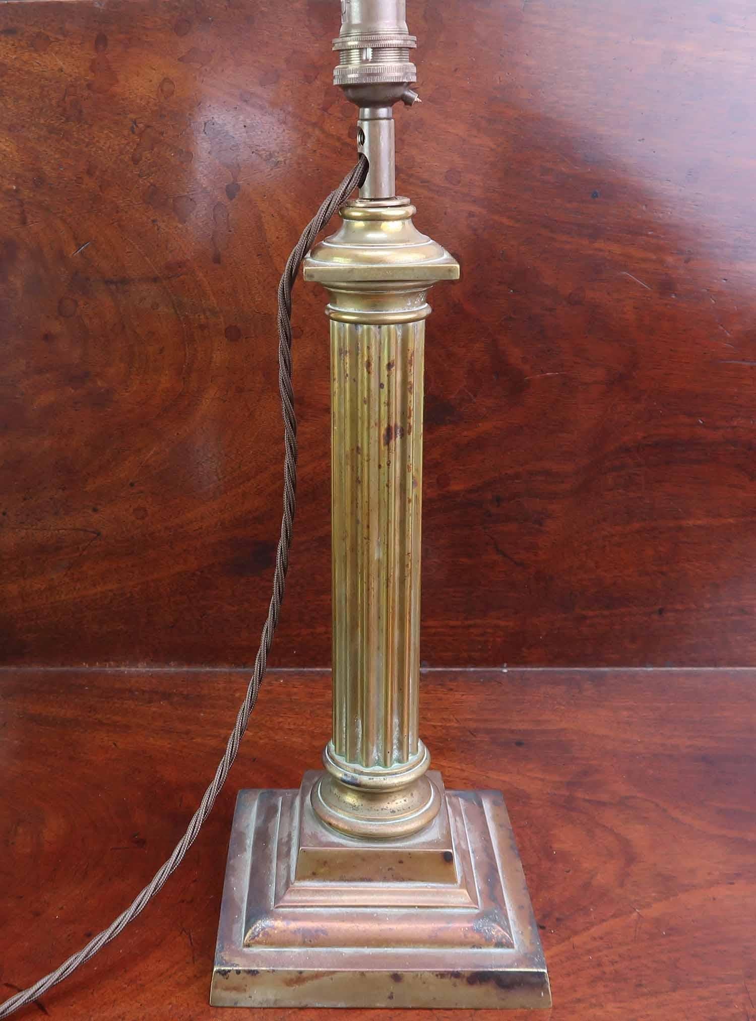 Lámpara de mesa con columna dórica de latón antiguo. Inglés, C.1920 Neoclásico en venta