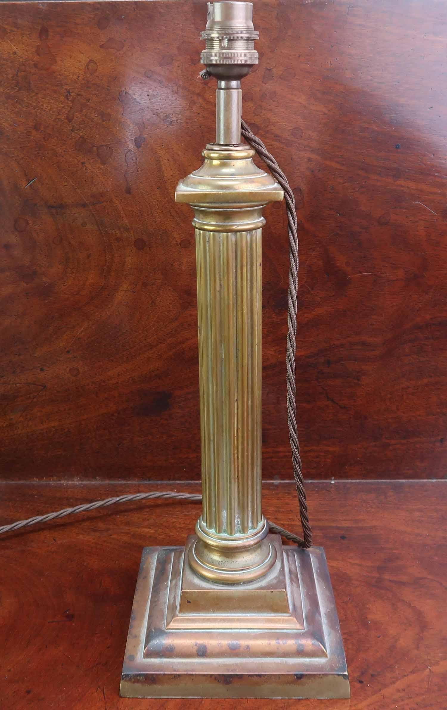 Lámpara de mesa con columna dórica de latón antiguo. Inglés, C.1920 Otro en venta