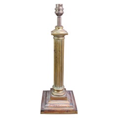 Antike Messing dorische Säule Tischlampe. Englisch, C.1920