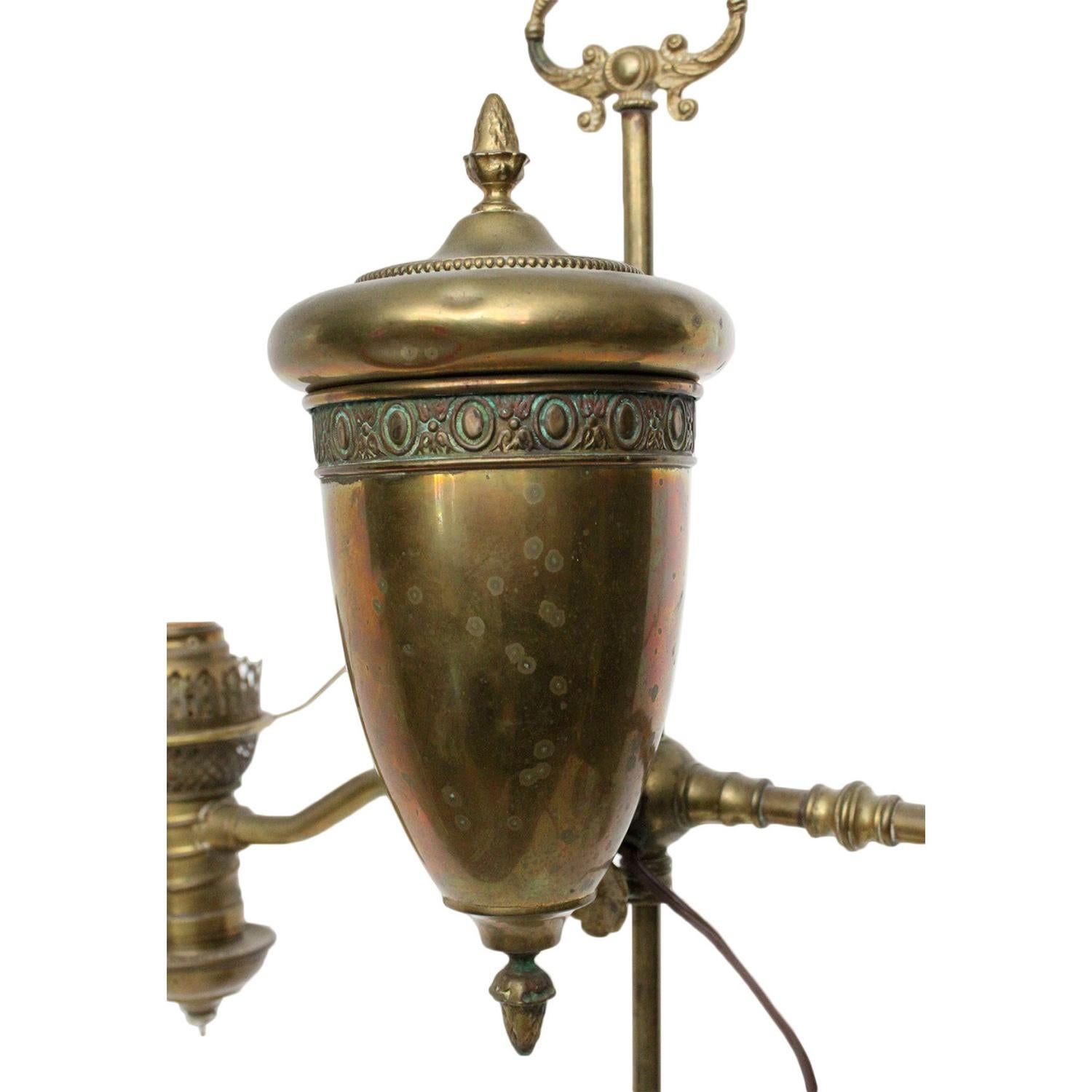 Antike Doppelarm-Lampe aus Messing im Angebot 2