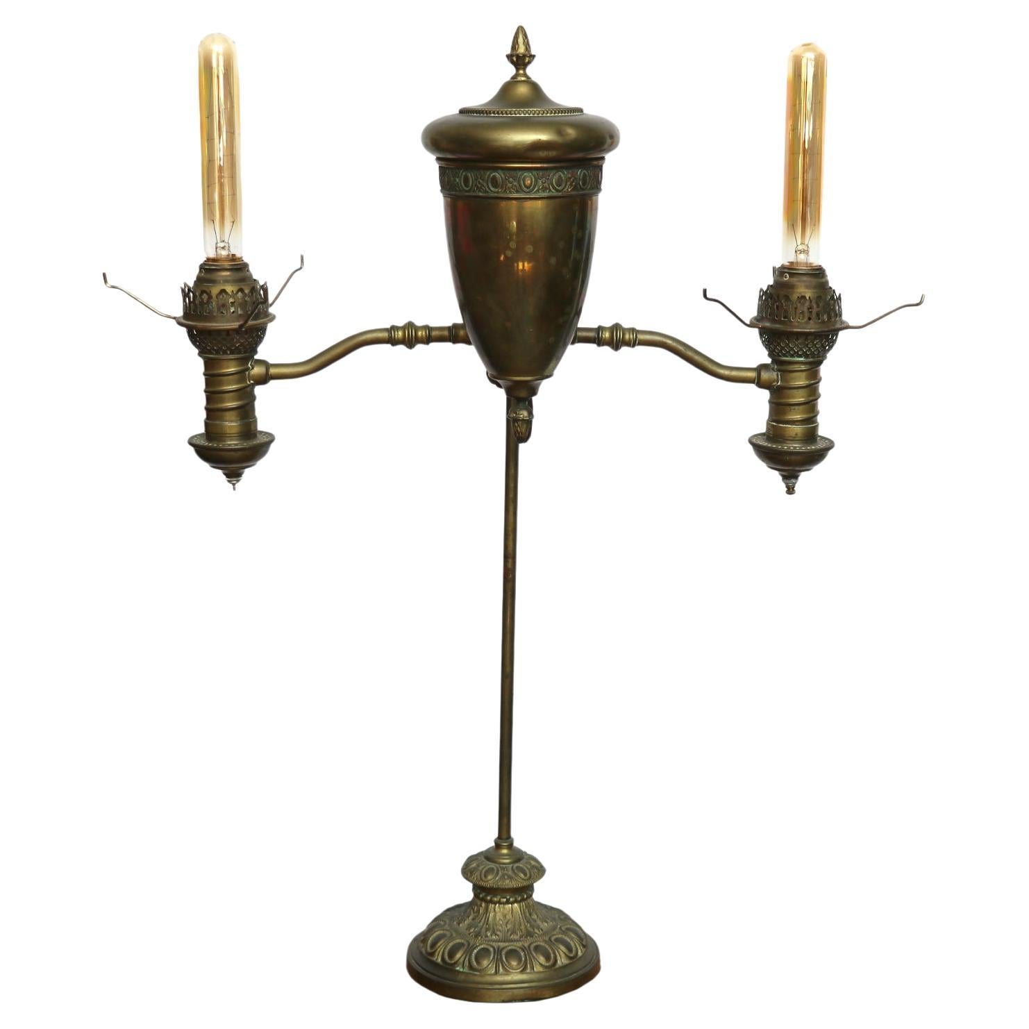 Antike Doppelarm-Lampe aus Messing im Angebot