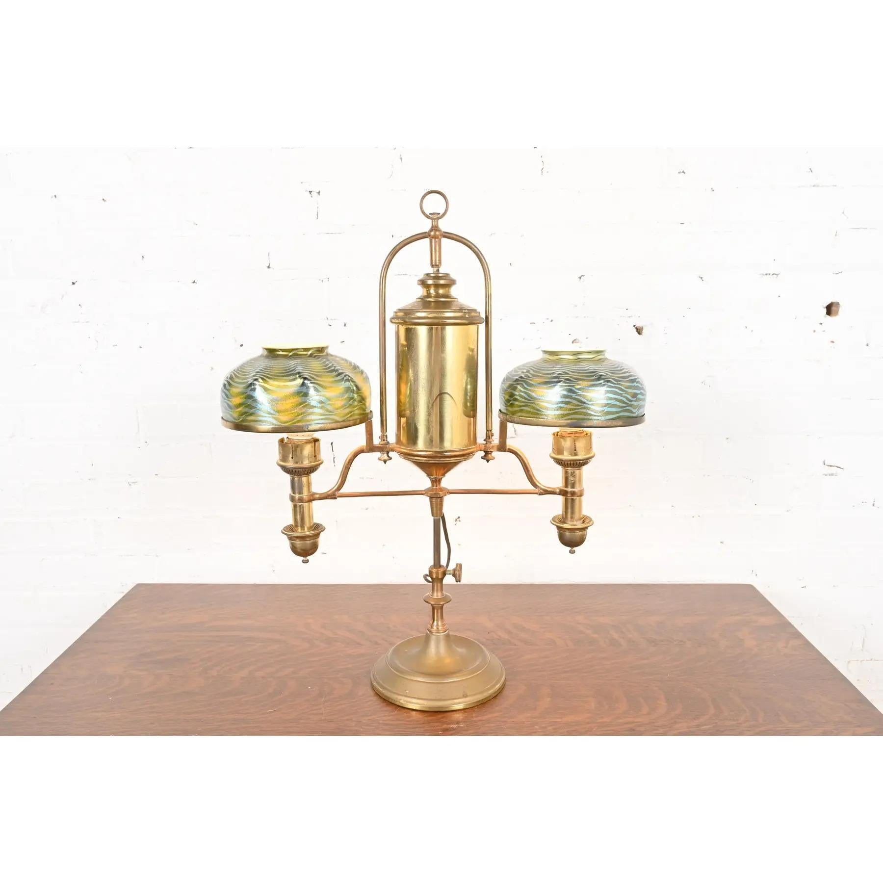 Eine hervorragende antike Arts and Crafts oder Art Deco Messing Doppelarm Student Lampe oder Schreibtischlampe mit Tiffany Studios Favrile schillernden Kunstglas Damaszener Lampenschirme

Favrile-Glasschirme von Louis Comfort Tiffany für die Tiffany