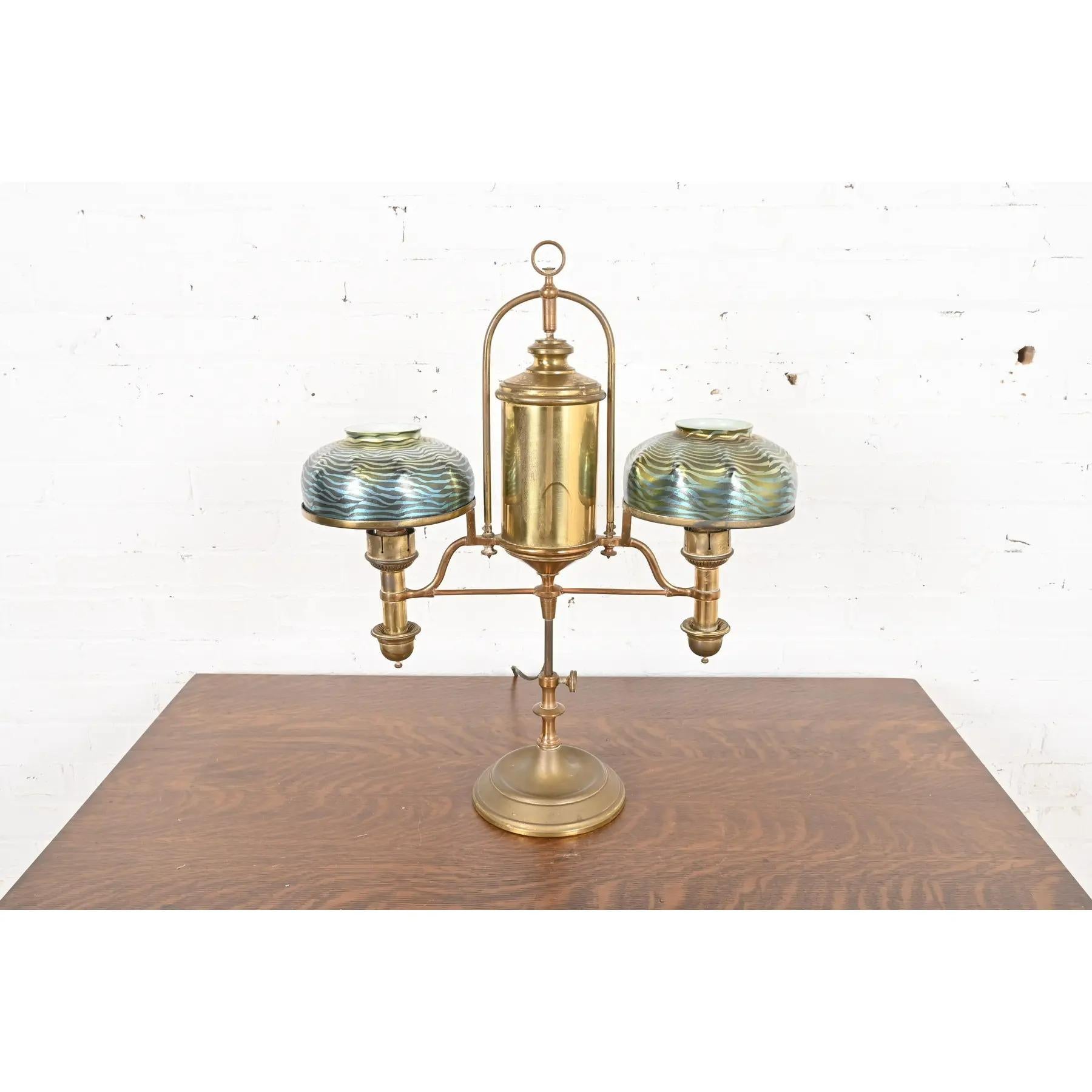 Antike Messing Doppelarm Student Lampe mit Tiffany Studios Damaszener Lampenschirme (Arts and Crafts) im Angebot