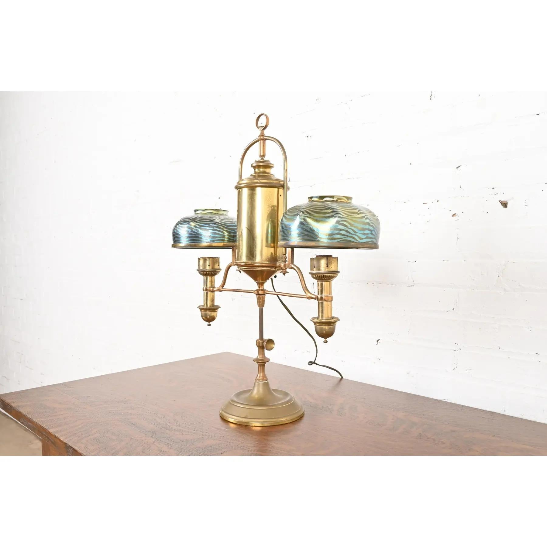 Antike Messing Doppelarm Student Lampe mit Tiffany Studios Damaszener Lampenschirme (amerikanisch) im Angebot