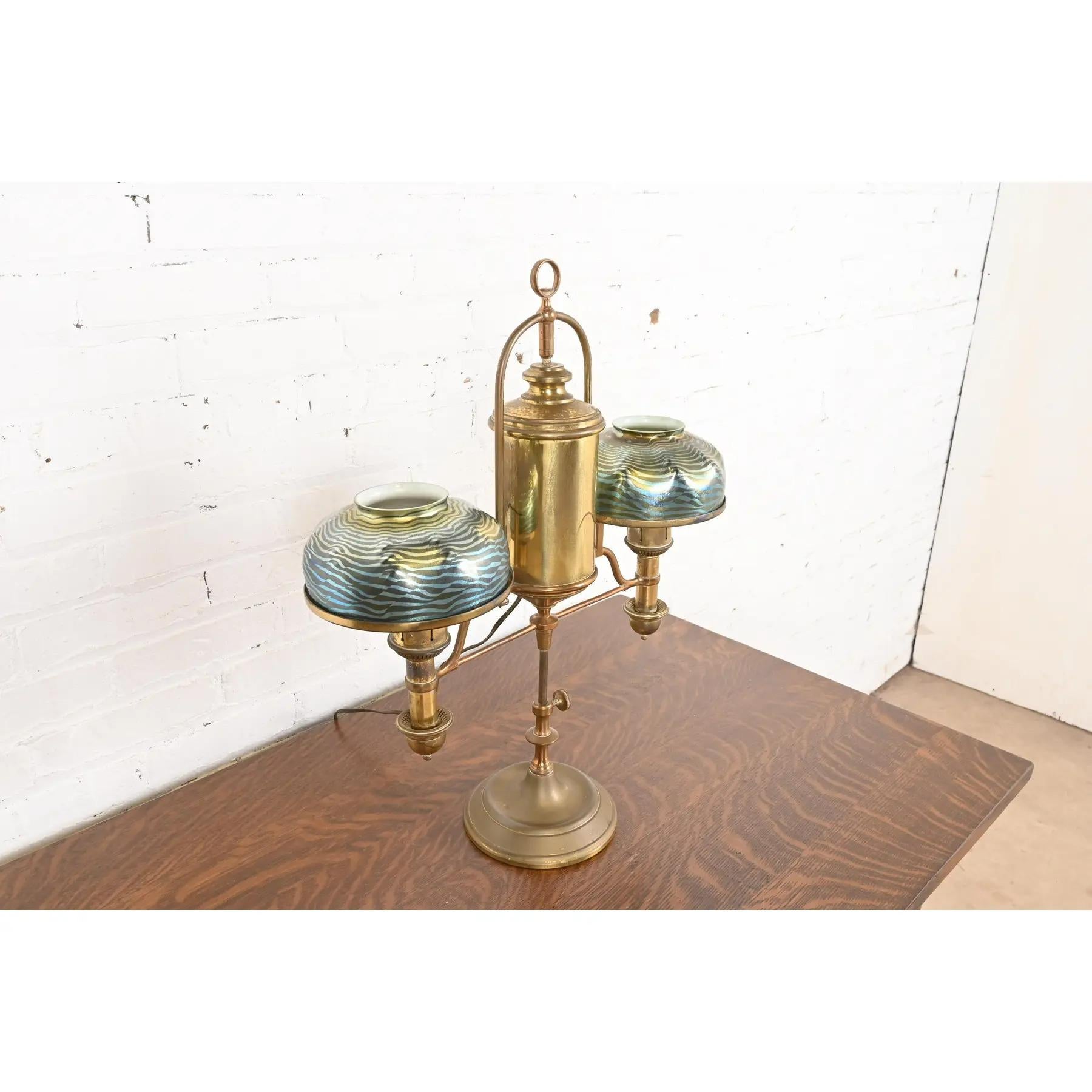 Antike Messing Doppelarm Student Lampe mit Tiffany Studios Damaszener Lampenschirme im Zustand „Gut“ im Angebot in South Bend, IN