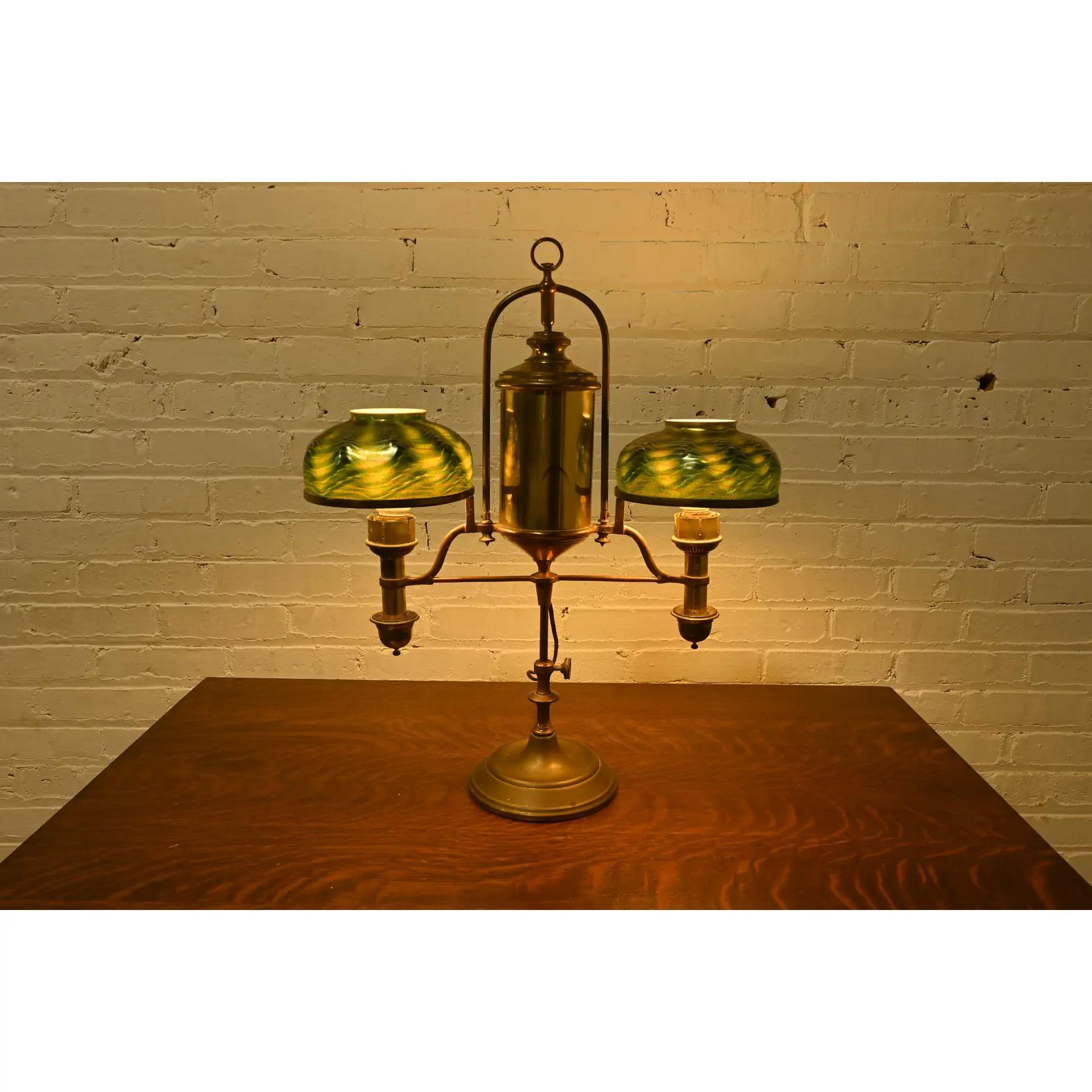 Antike Messing Doppelarm Student Lampe mit Tiffany Studios Damaszener Lampenschirme (Frühes 20. Jahrhundert) im Angebot