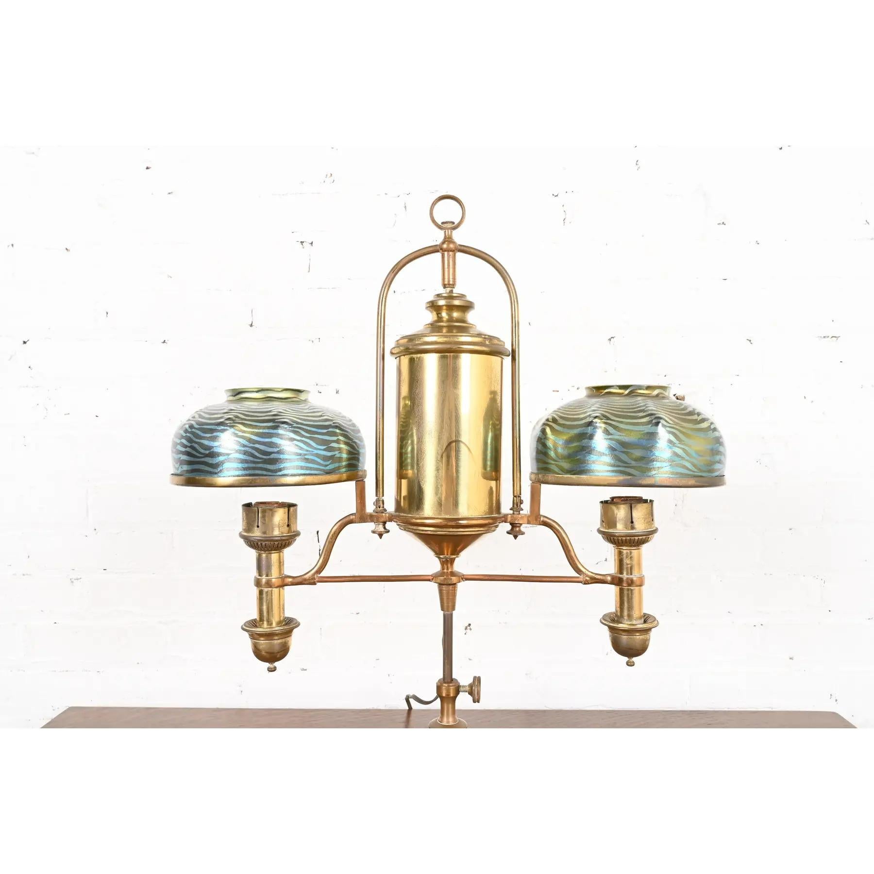 Antike Messing Doppelarm Student Lampe mit Tiffany Studios Damaszener Lampenschirme im Angebot 2