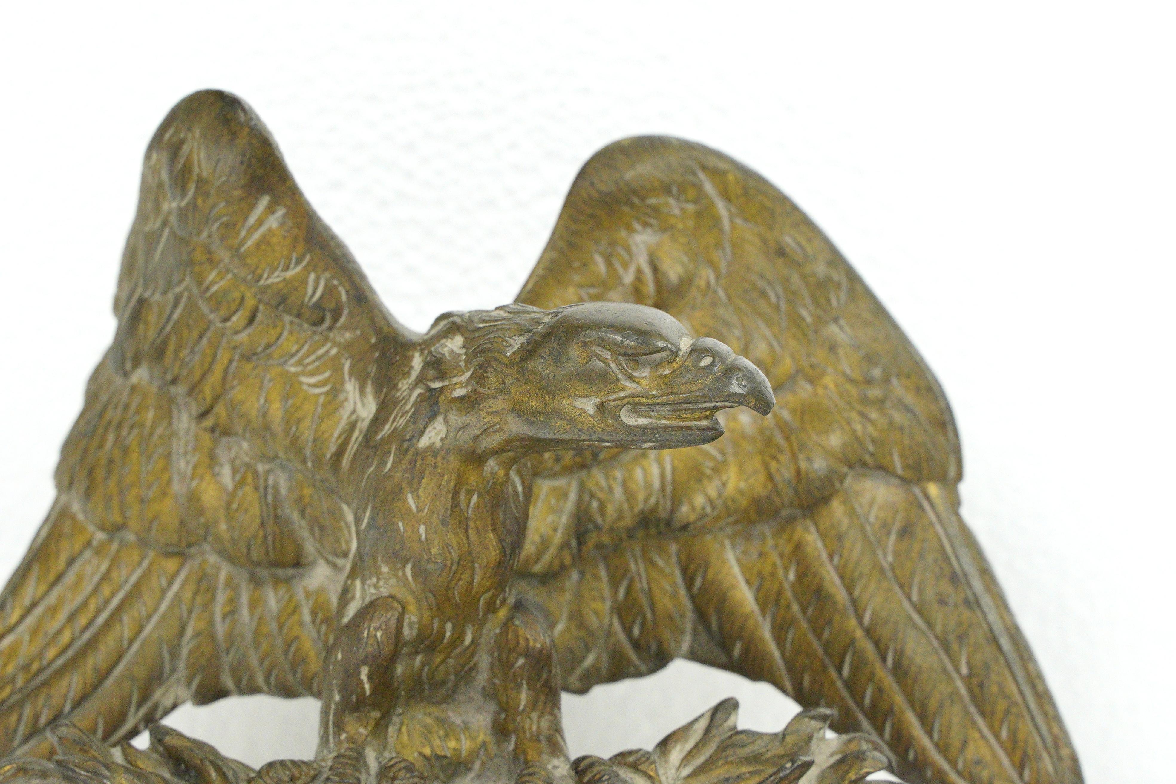 Massiver Messingguss eines Adlers mit ausgebreiteten Flügeln. Sie wird unten befestigt. Guter Zustand mit altersgemäßen Gebrauchsspuren, mit Patina. Einer verfügbar. Bitte beachten Sie, dieser Artikel befindet sich in unserem Standort in Scranton,