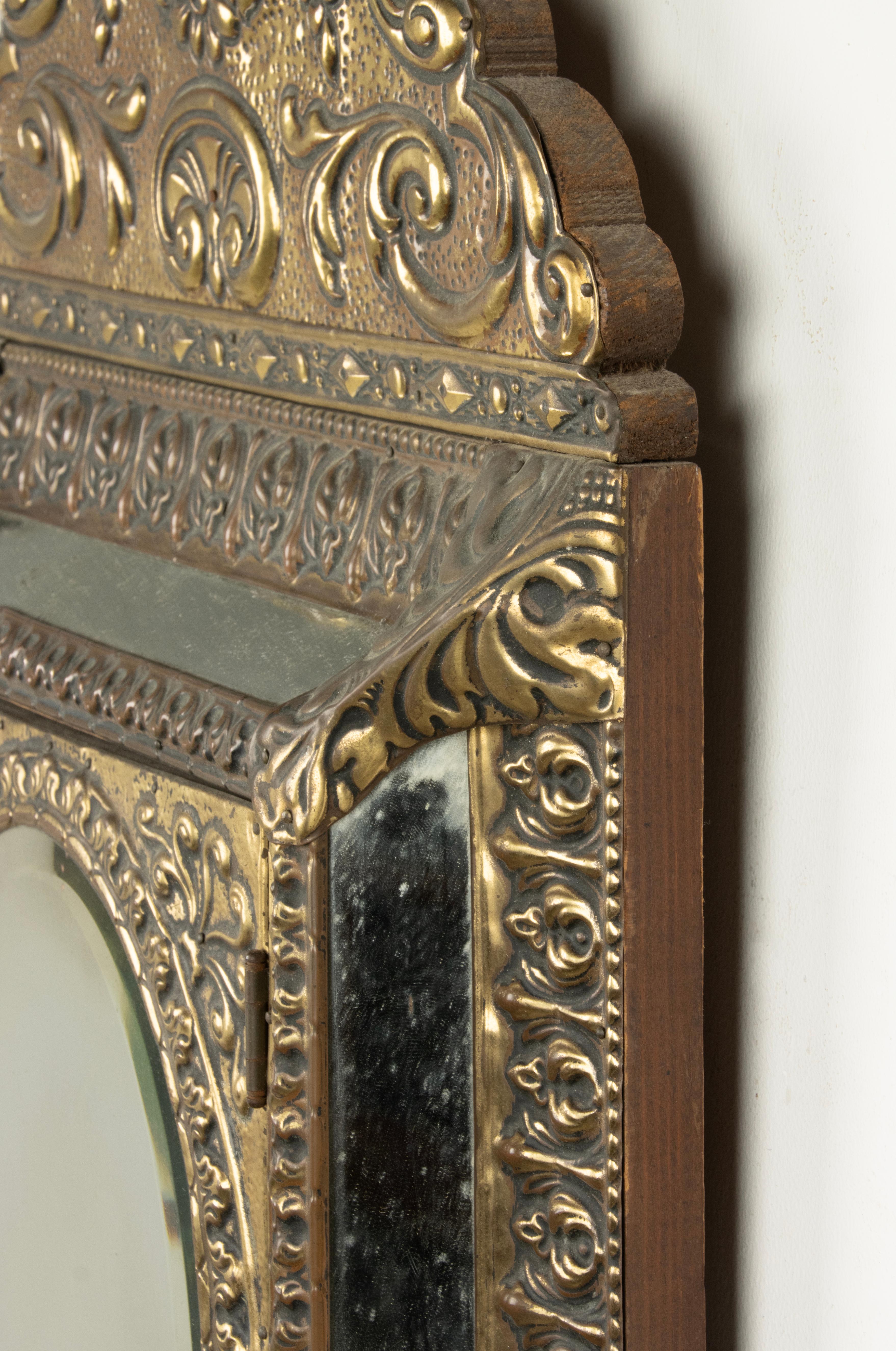 Antique Mirror in ottone goffrato in stile rinascimentale con spazzole in vendita 2