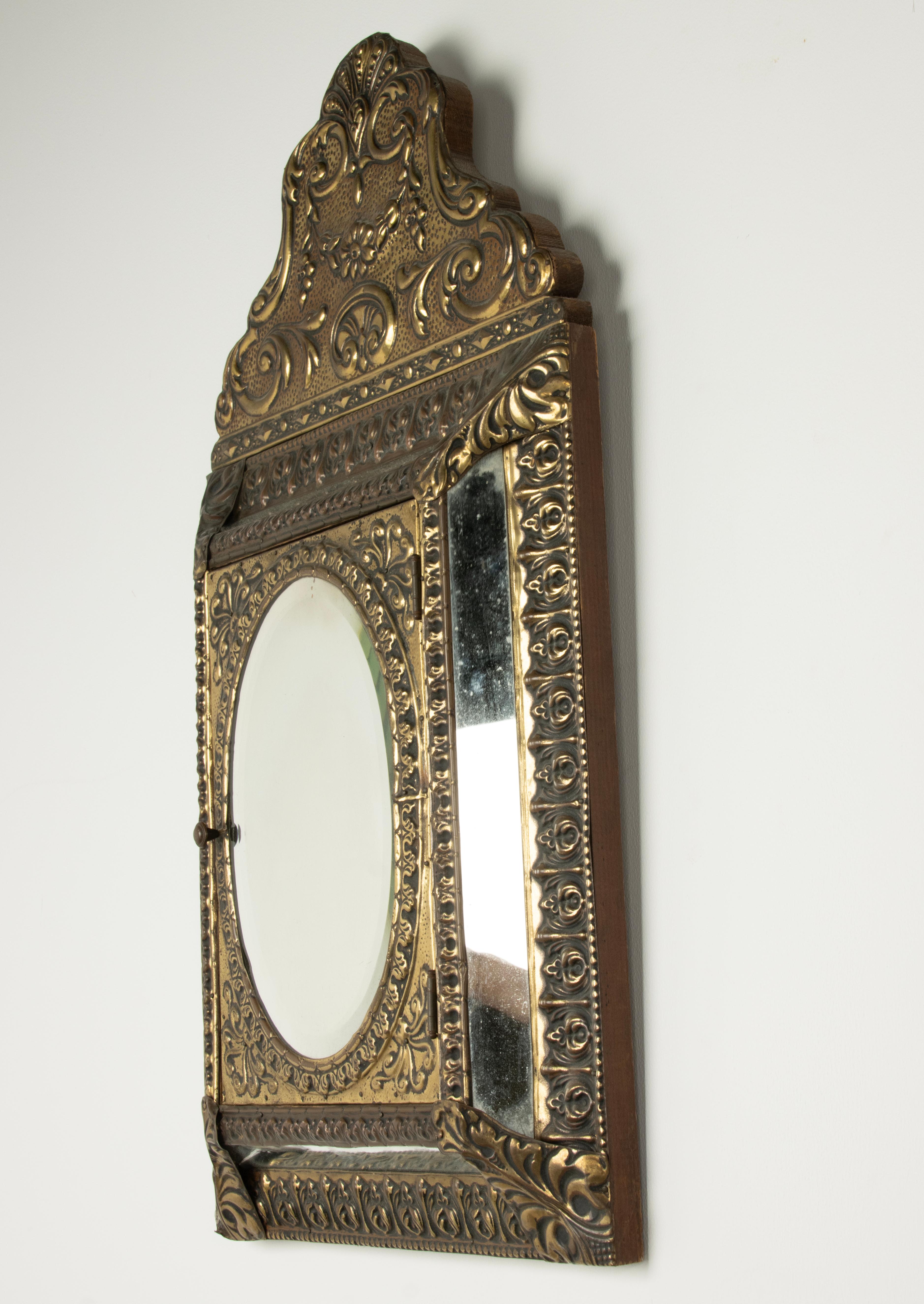 Antique Mirror in ottone goffrato in stile rinascimentale con spazzole in vendita 3