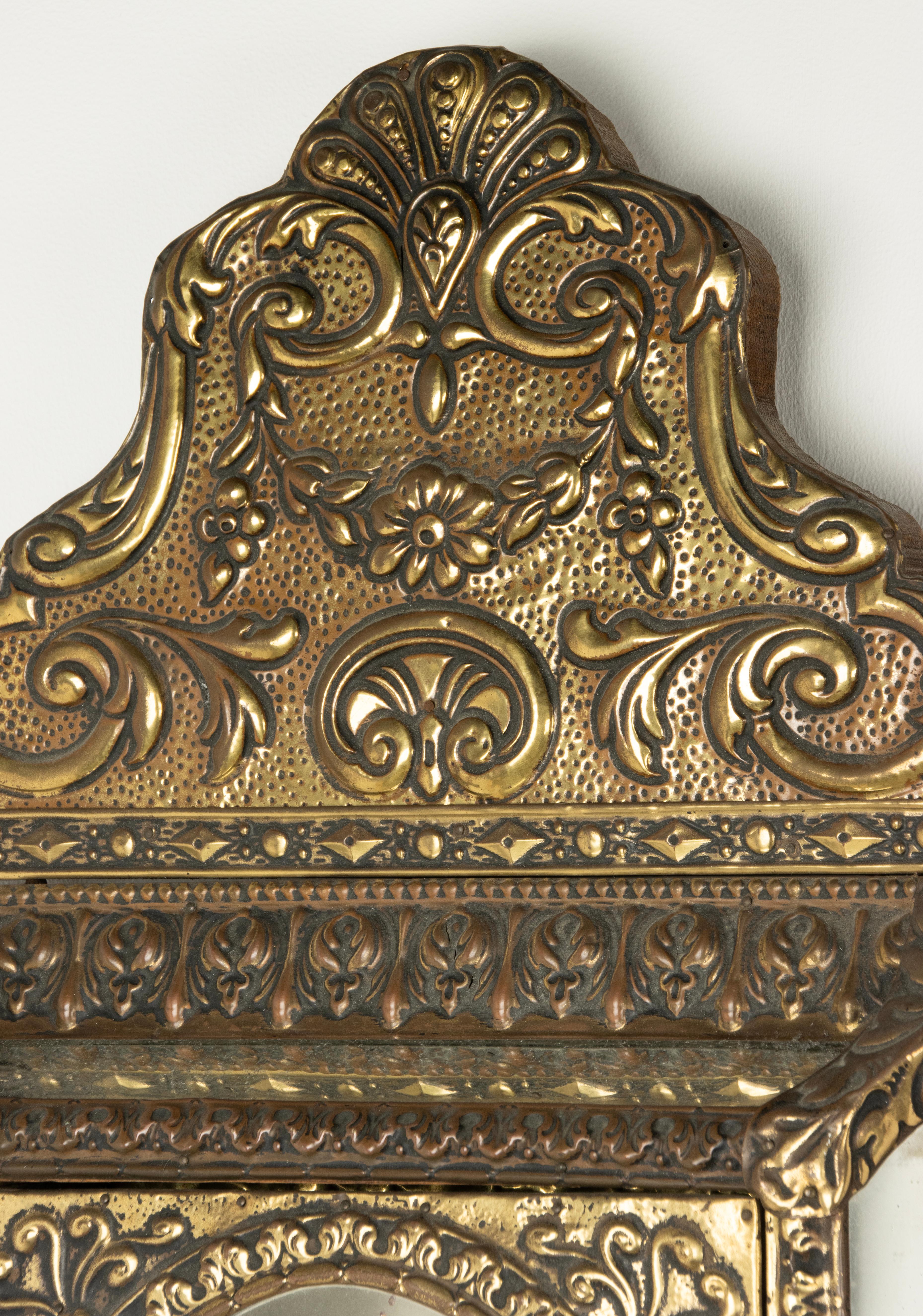 Antique Mirror in ottone goffrato in stile rinascimentale con spazzole in vendita 4