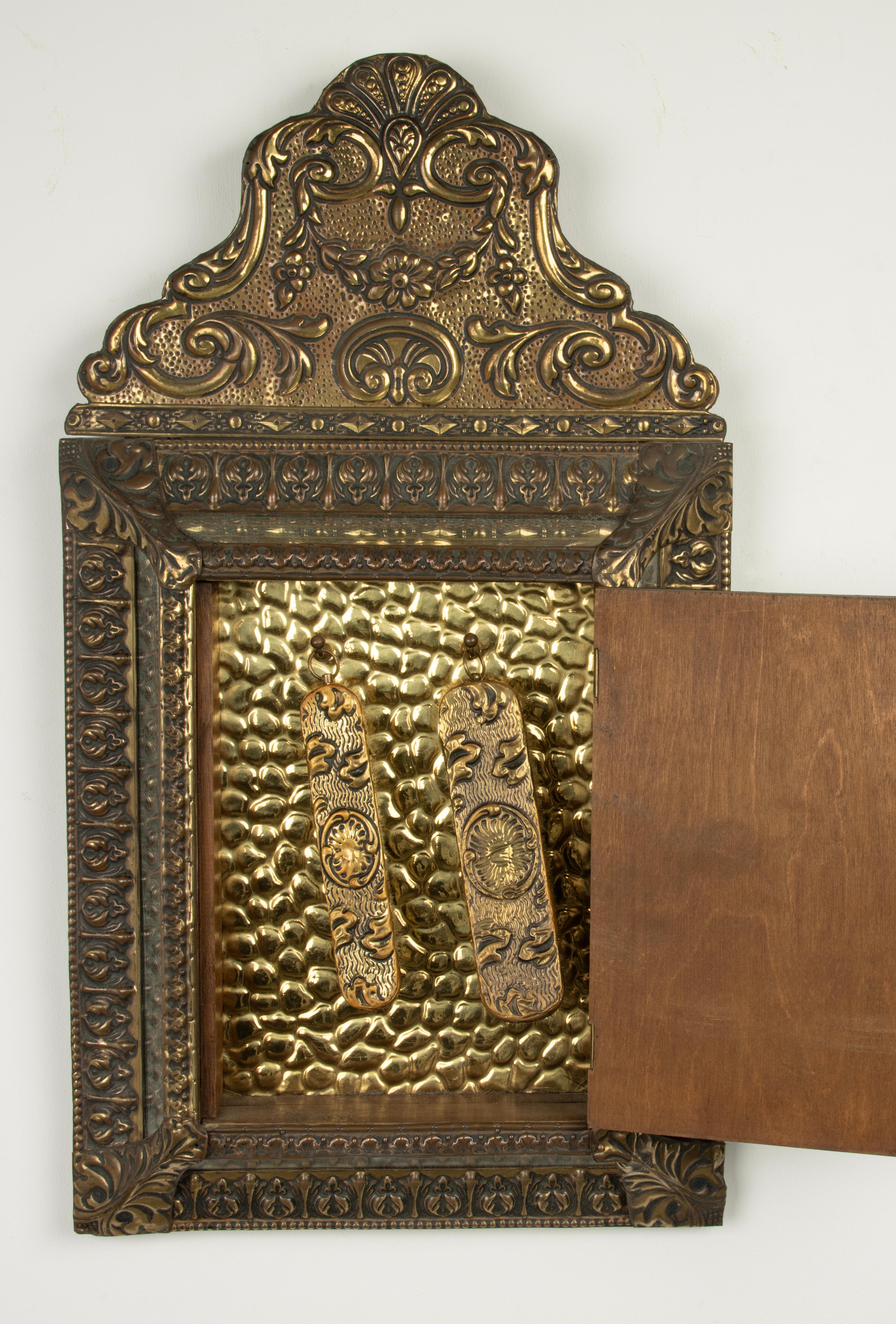 Antique Mirror in ottone goffrato in stile rinascimentale con spazzole in vendita 5