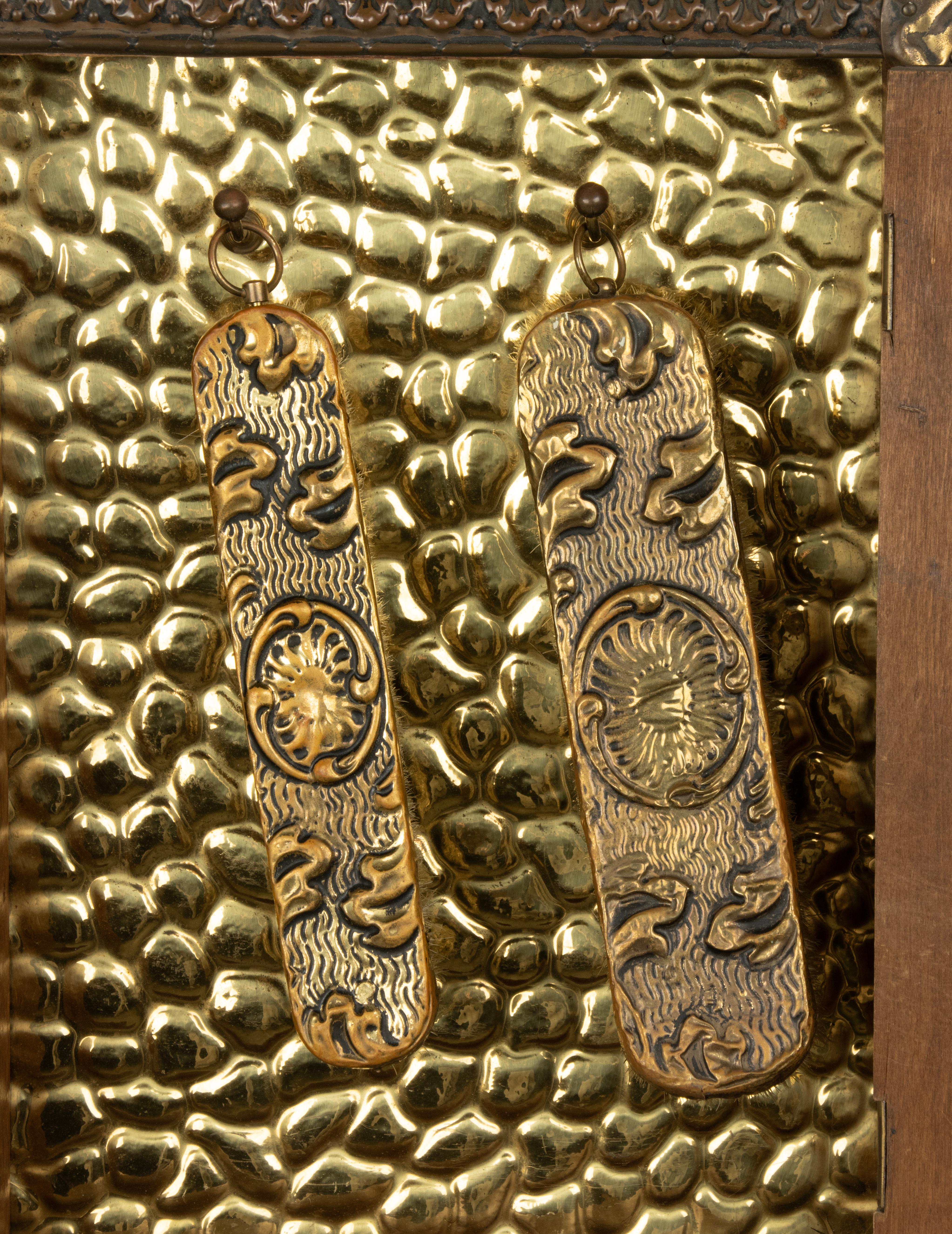 Antique Mirror in ottone goffrato in stile rinascimentale con spazzole in vendita 6