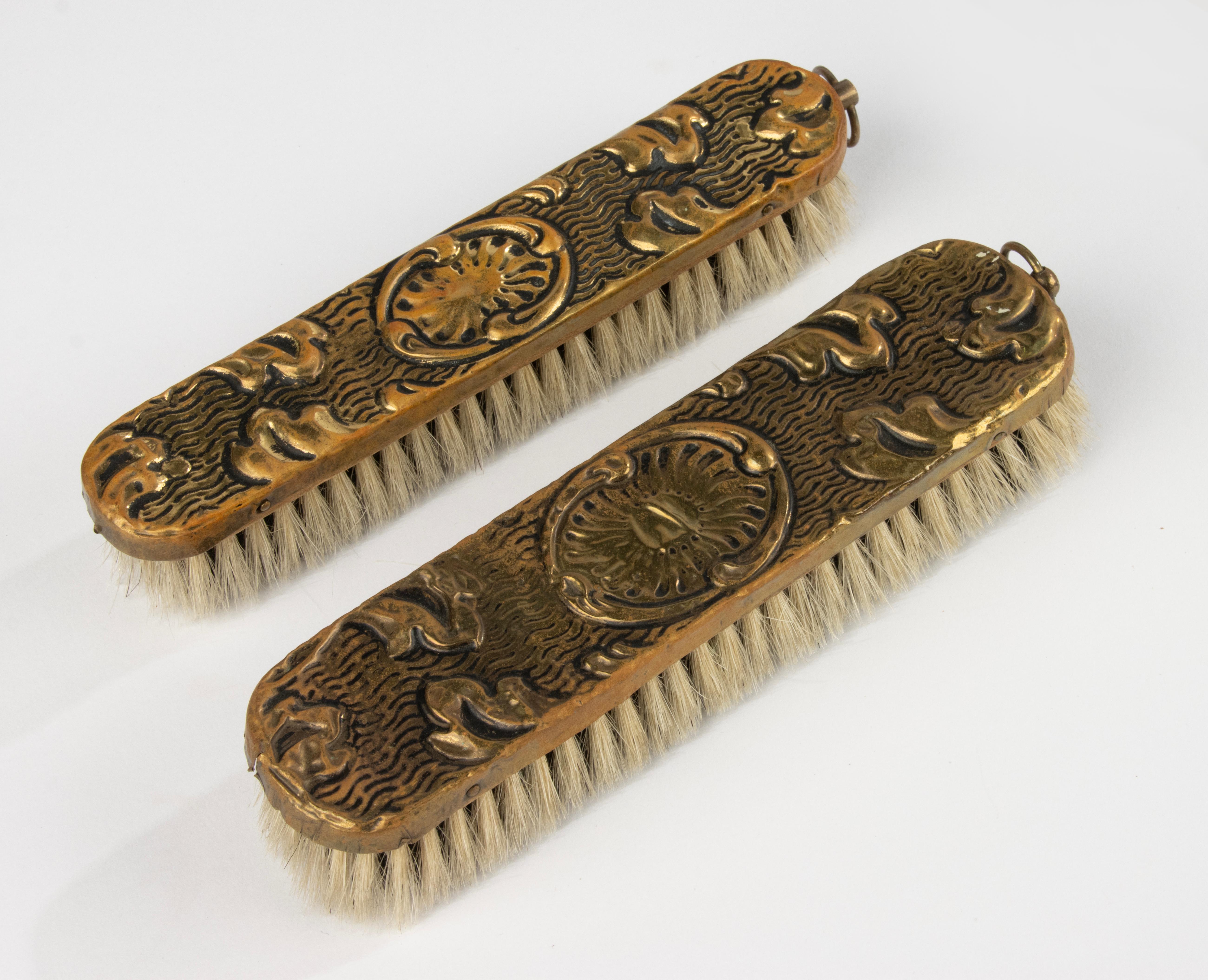 Antique Mirror in ottone goffrato in stile rinascimentale con spazzole in vendita 7