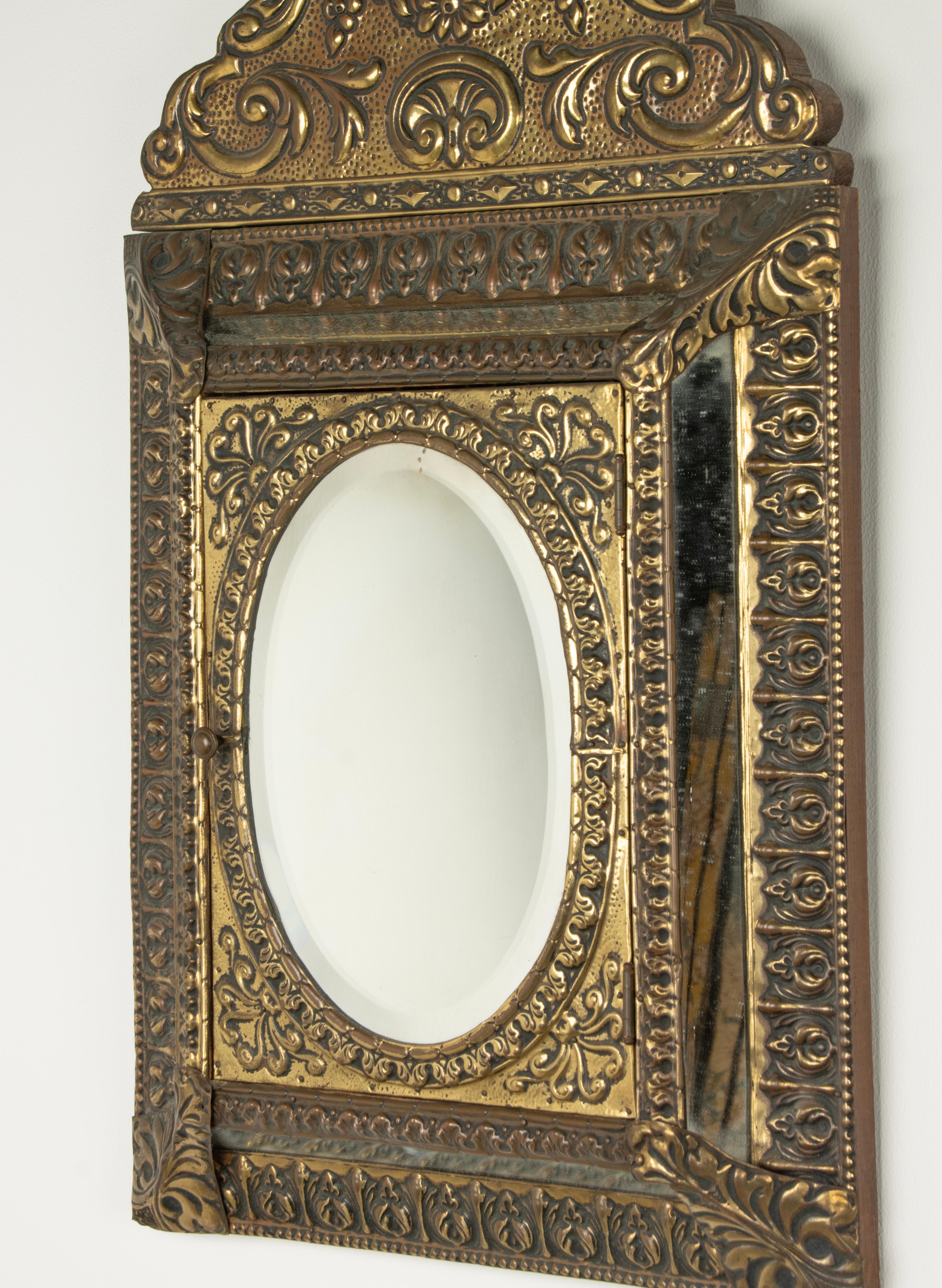 Antique Mirror in ottone goffrato in stile rinascimentale con spazzole in vendita 8