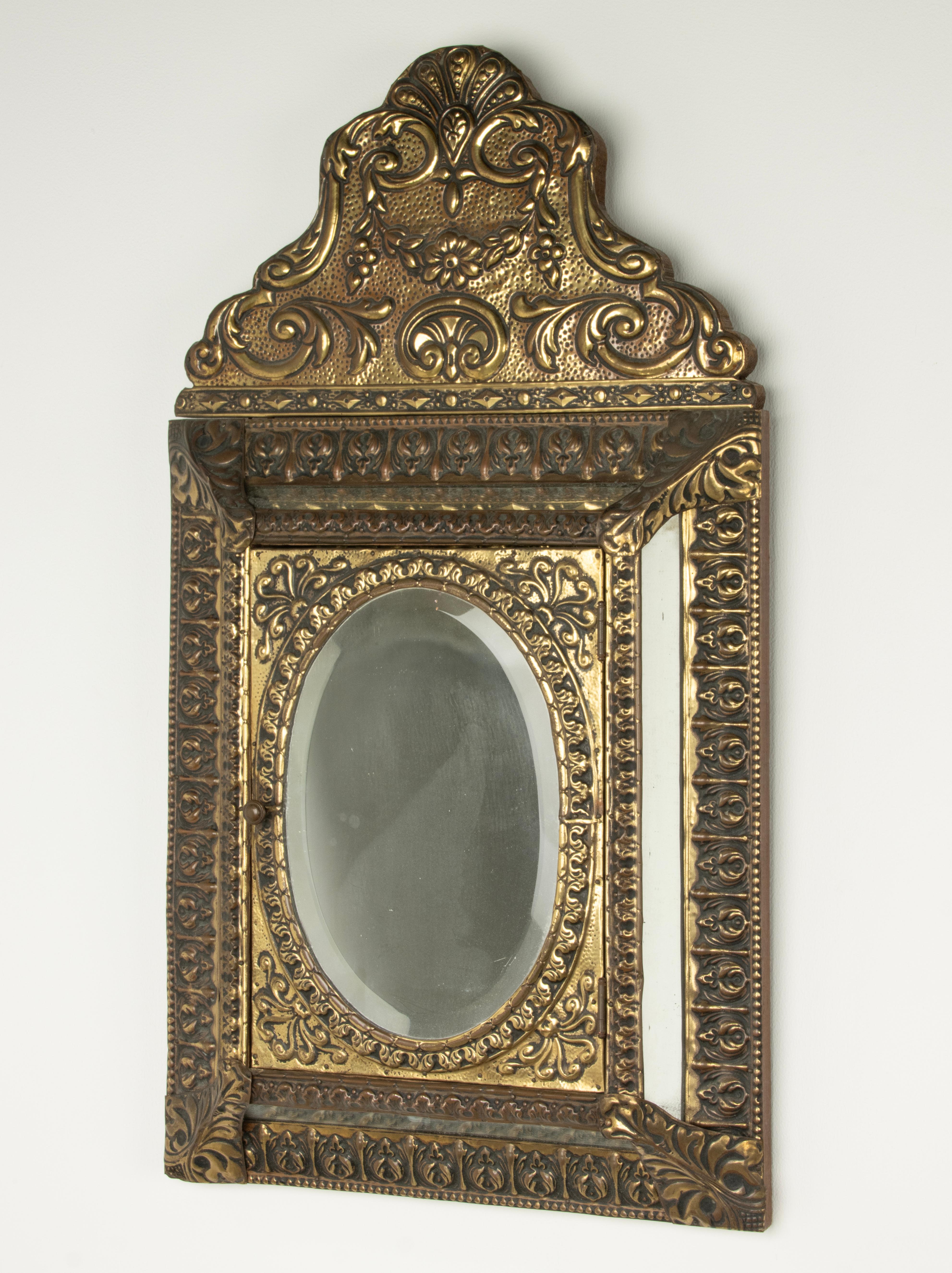 Antique Mirror in ottone goffrato in stile rinascimentale con spazzole in vendita 10