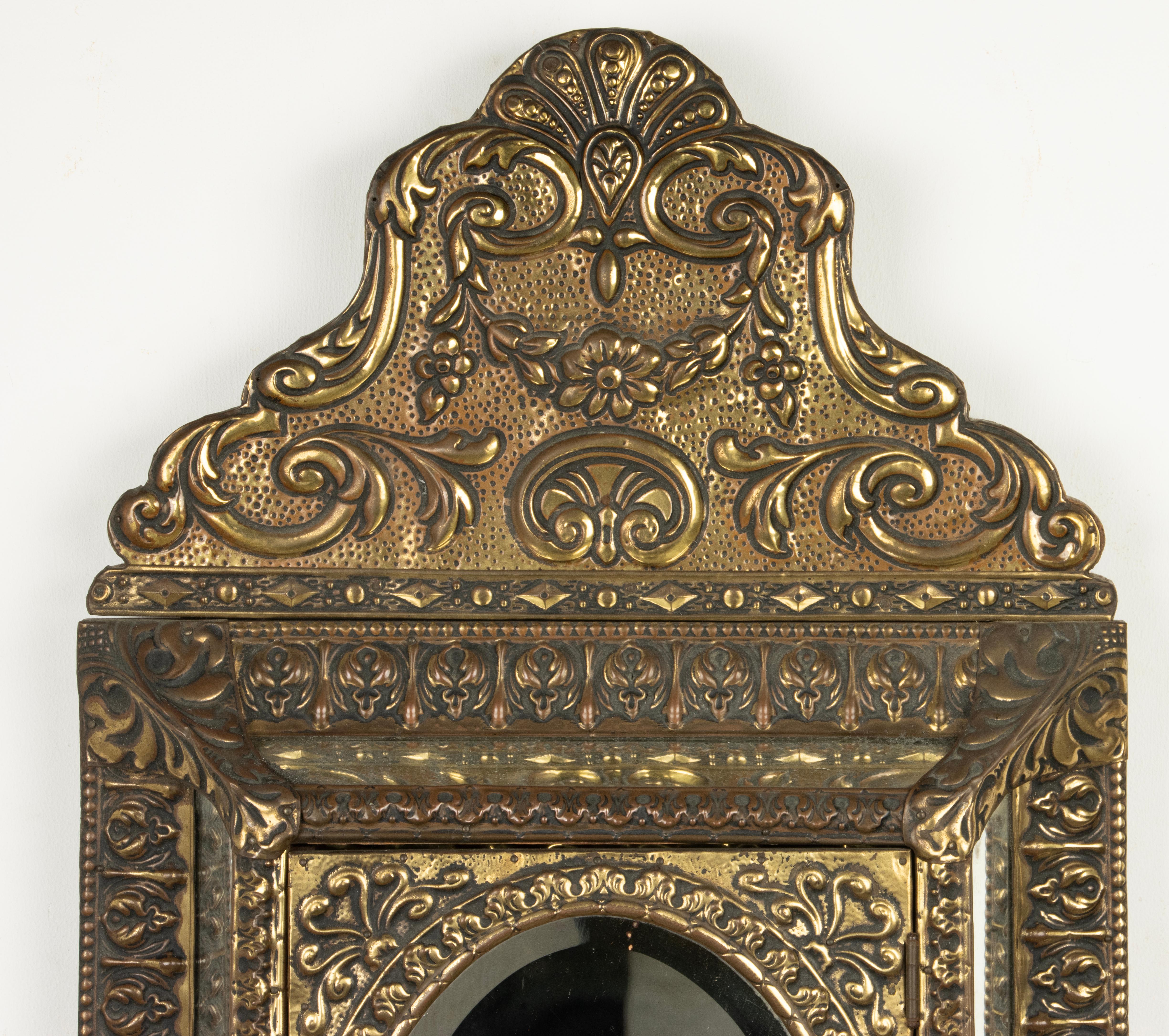 Rinascimento Antique Mirror in ottone goffrato in stile rinascimentale con spazzole in vendita