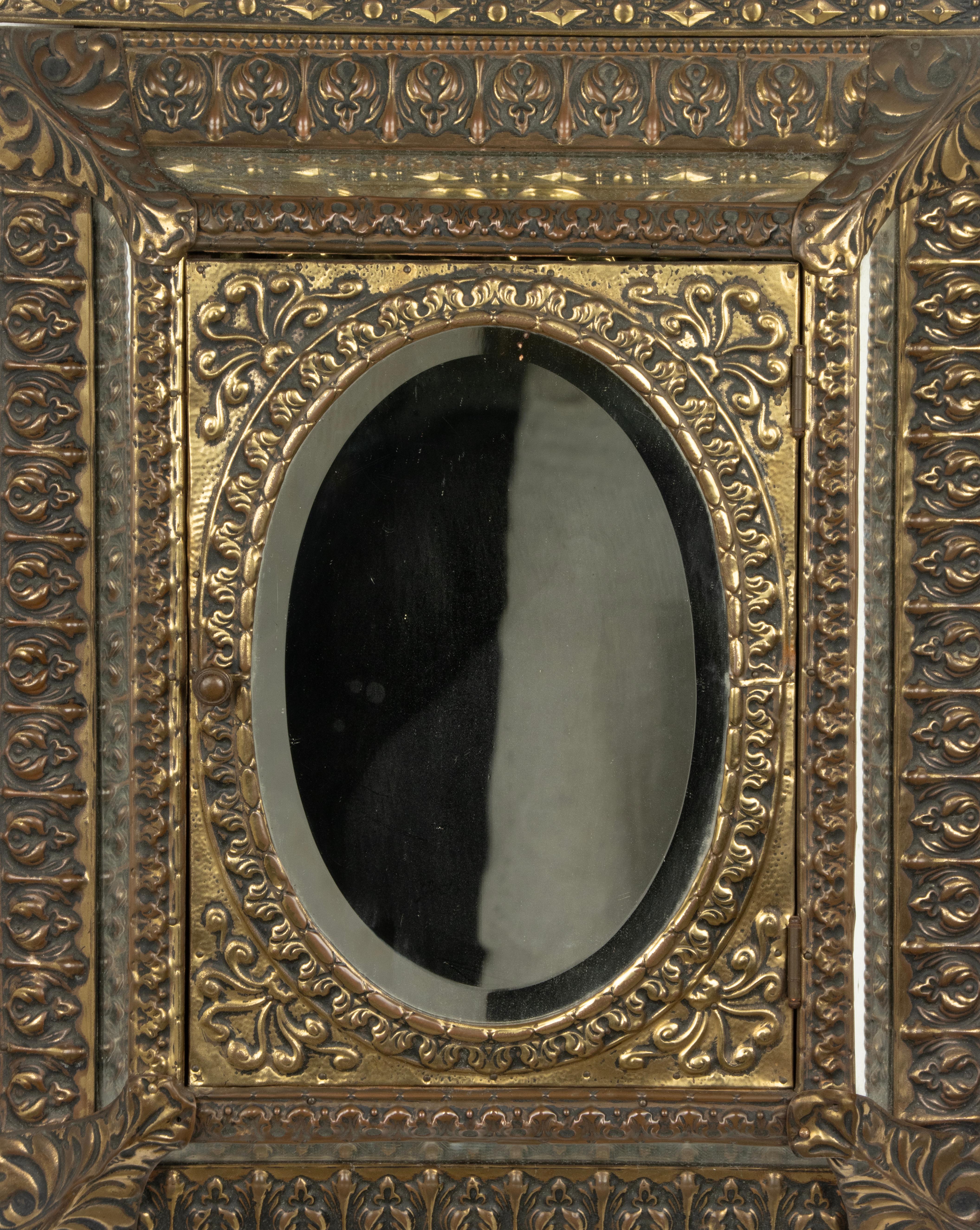 Belga Antique Mirror in ottone goffrato in stile rinascimentale con spazzole in vendita