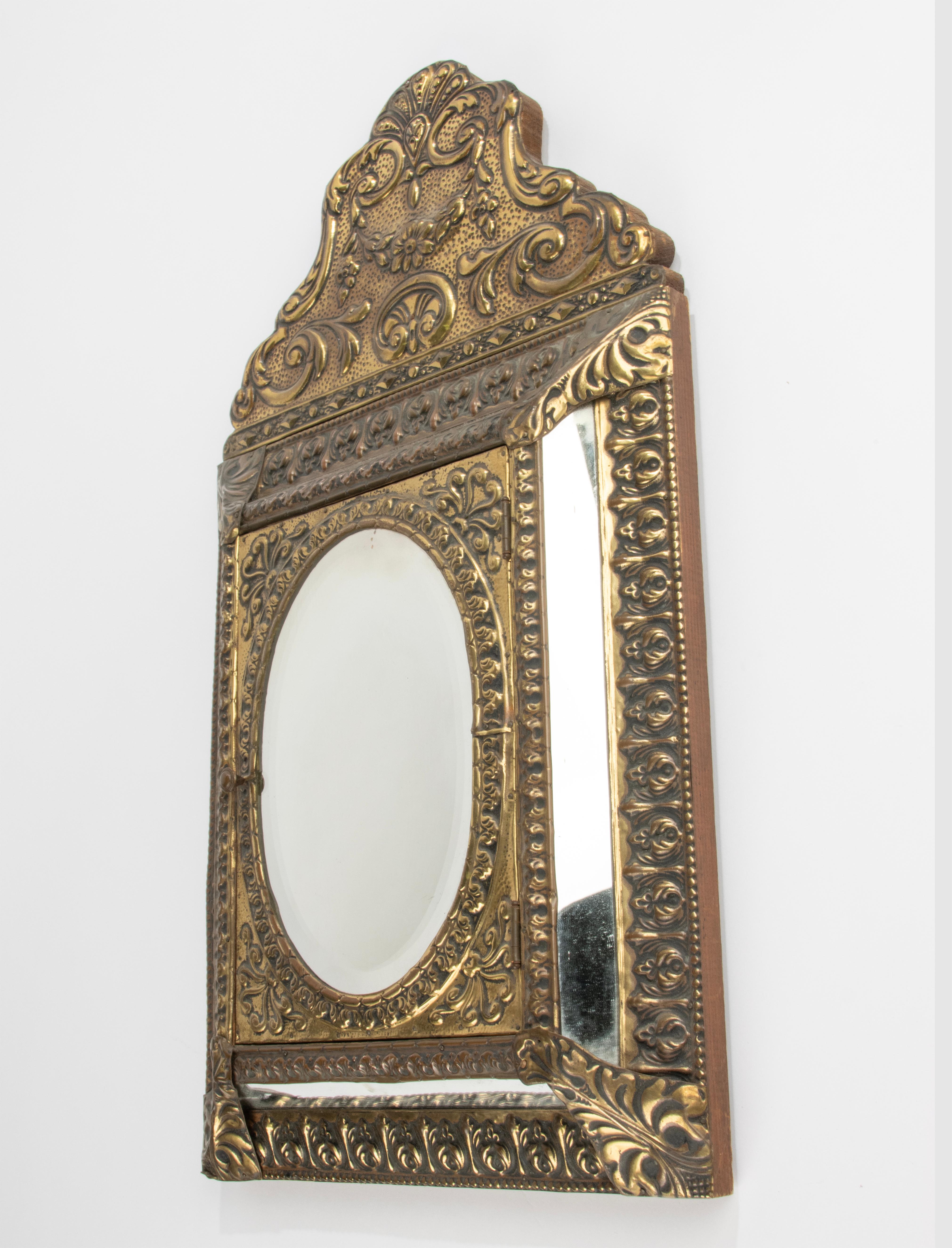 Goffrato Antique Mirror in ottone goffrato in stile rinascimentale con spazzole in vendita